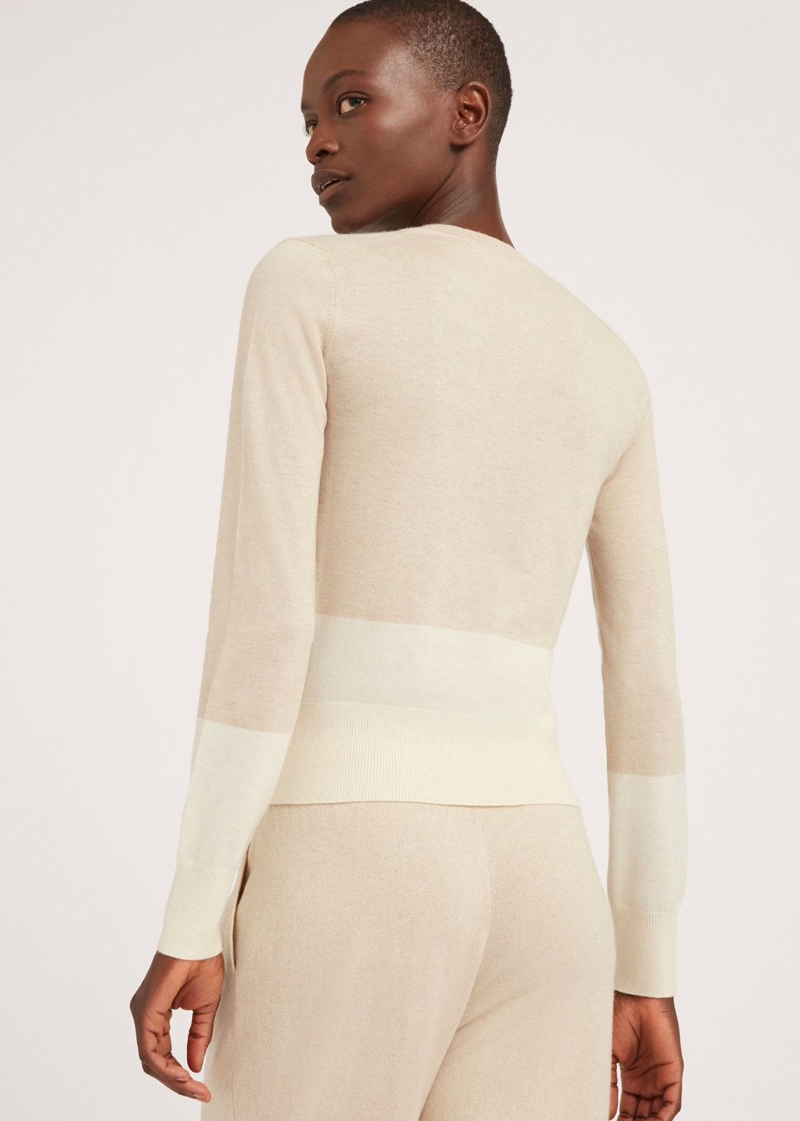 Loro Piana o1srvl11e0125 Grassmoor V-Neck Sweater in Beige & Ivory Size S / US 4 / IT 40 - 4 Thumbnail