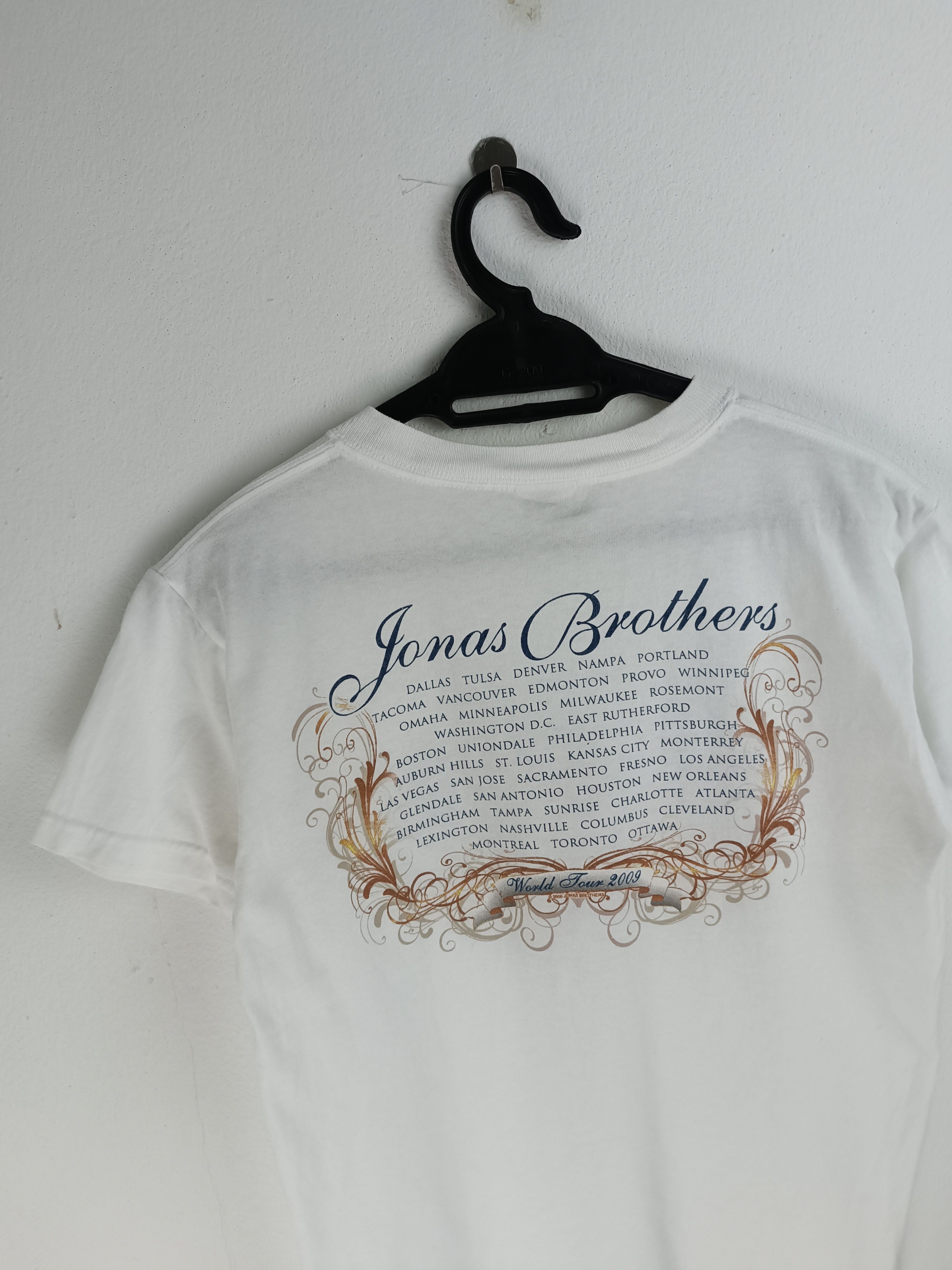 Band Tees VINTAGE '09 JONAS BROTHERS TOUR TEE dnce lovato styles Size US XS / EU 42 / 0 - 12 Thumbnail