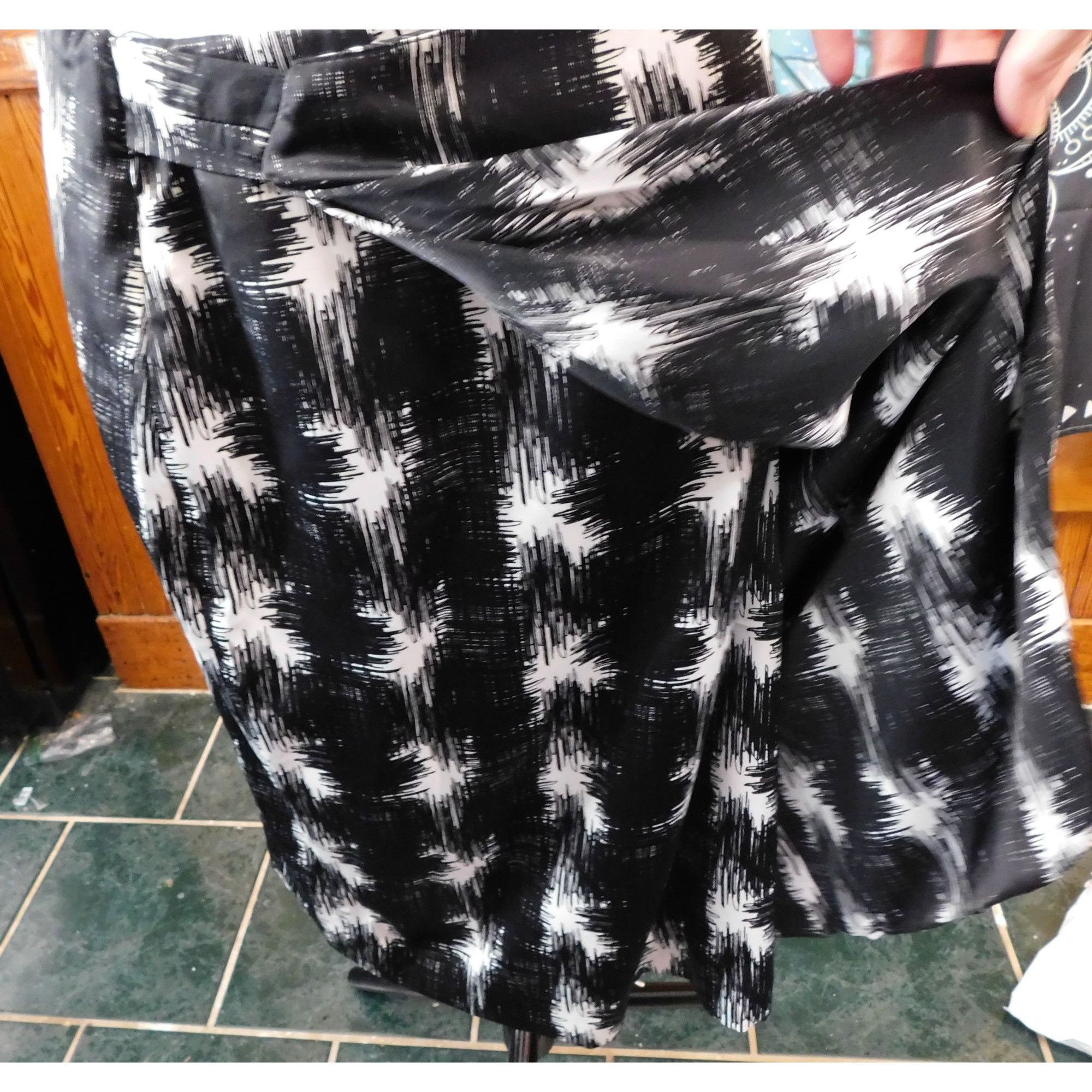 Worthington Worthington Black And White Live Wire Faux Wrap Skirt Size 28" / US 6 / IT 42 - 2 Thumbnail