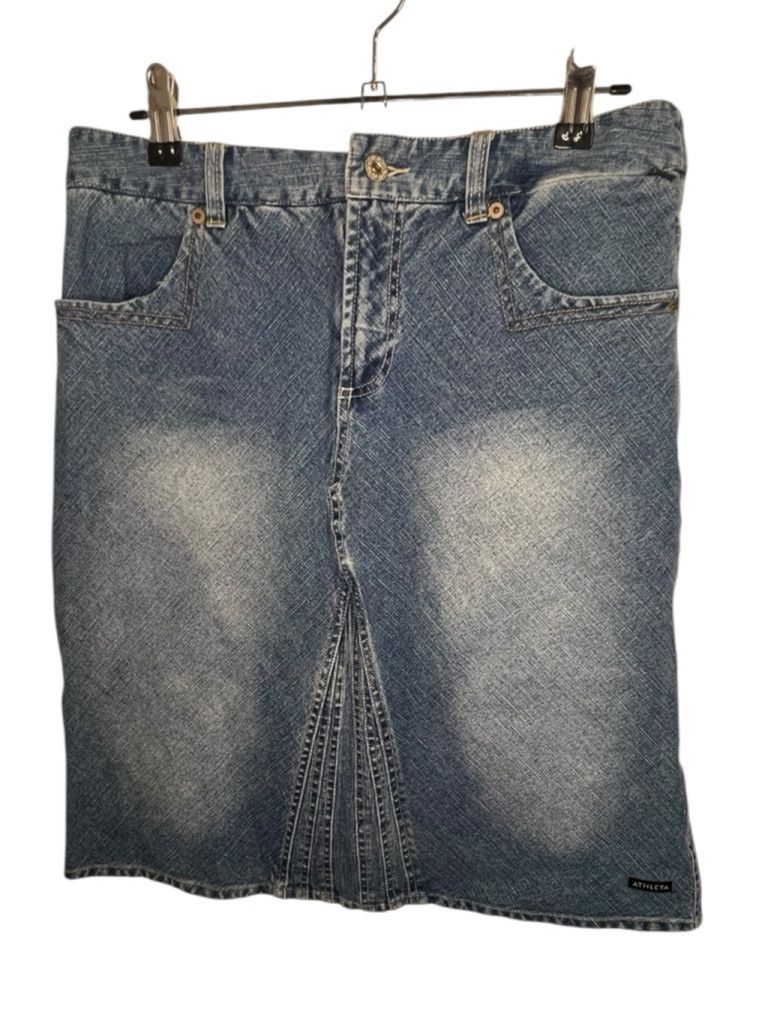 Athleta Athleta Vintage Knee Length Medium Wash Faded Denim Skirt Size 27" / US 4 / IT 40 - 1 Thumbnail
