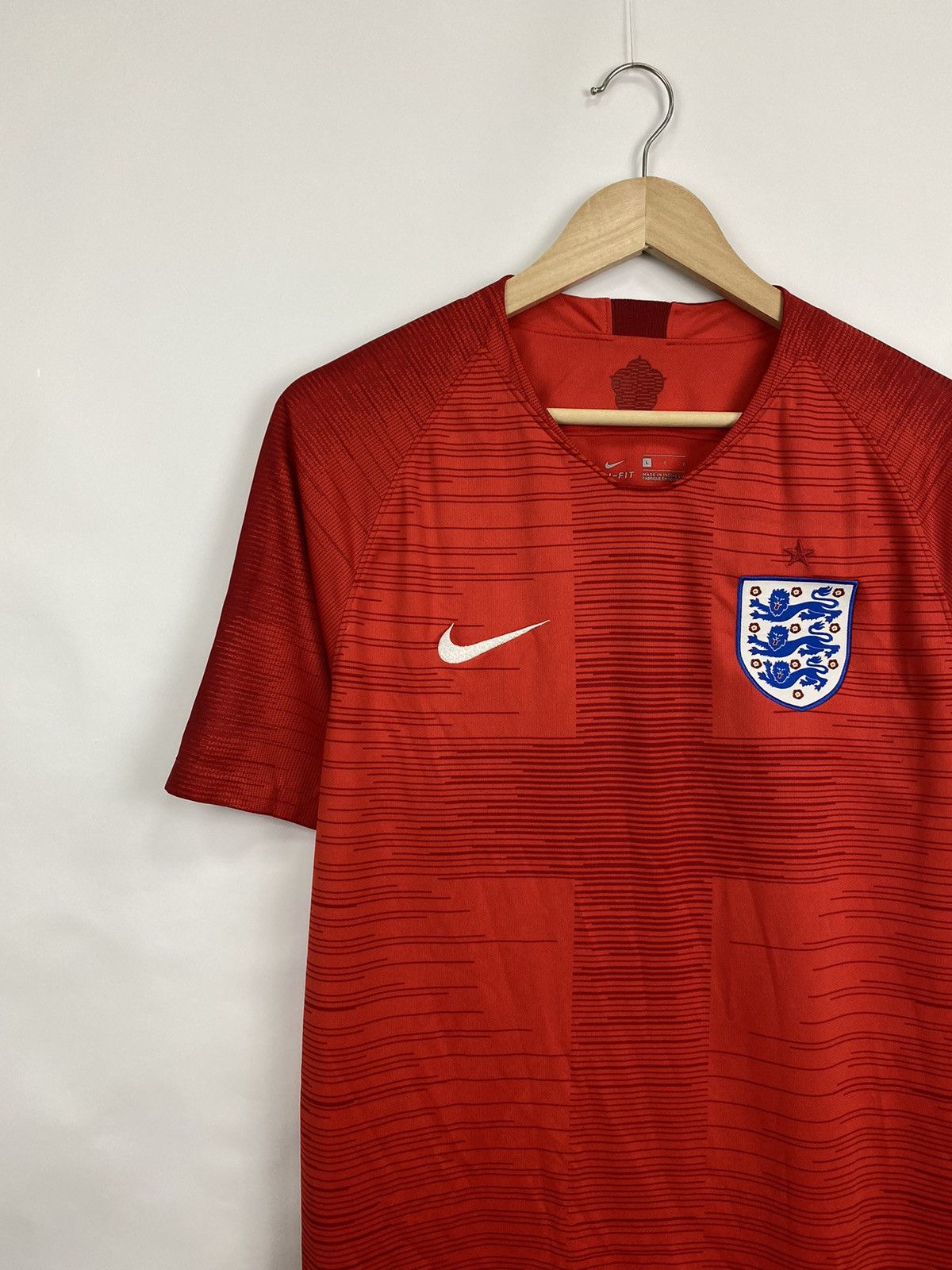 Nike 🏴󠁧󠁢󠁥󠁮󠁧󠁿 2018 Nike England Soccer Jersey T-Shirt Rare Retro Y2K Size US L / EU 52-54 / 3 - 1 Thumbnail