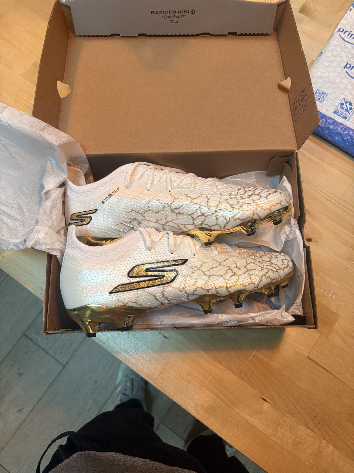 SKECHERS Sketchers White and Gold Soccer Cleats Size US 9.5 / EU 42-43 - 3 Thumbnail