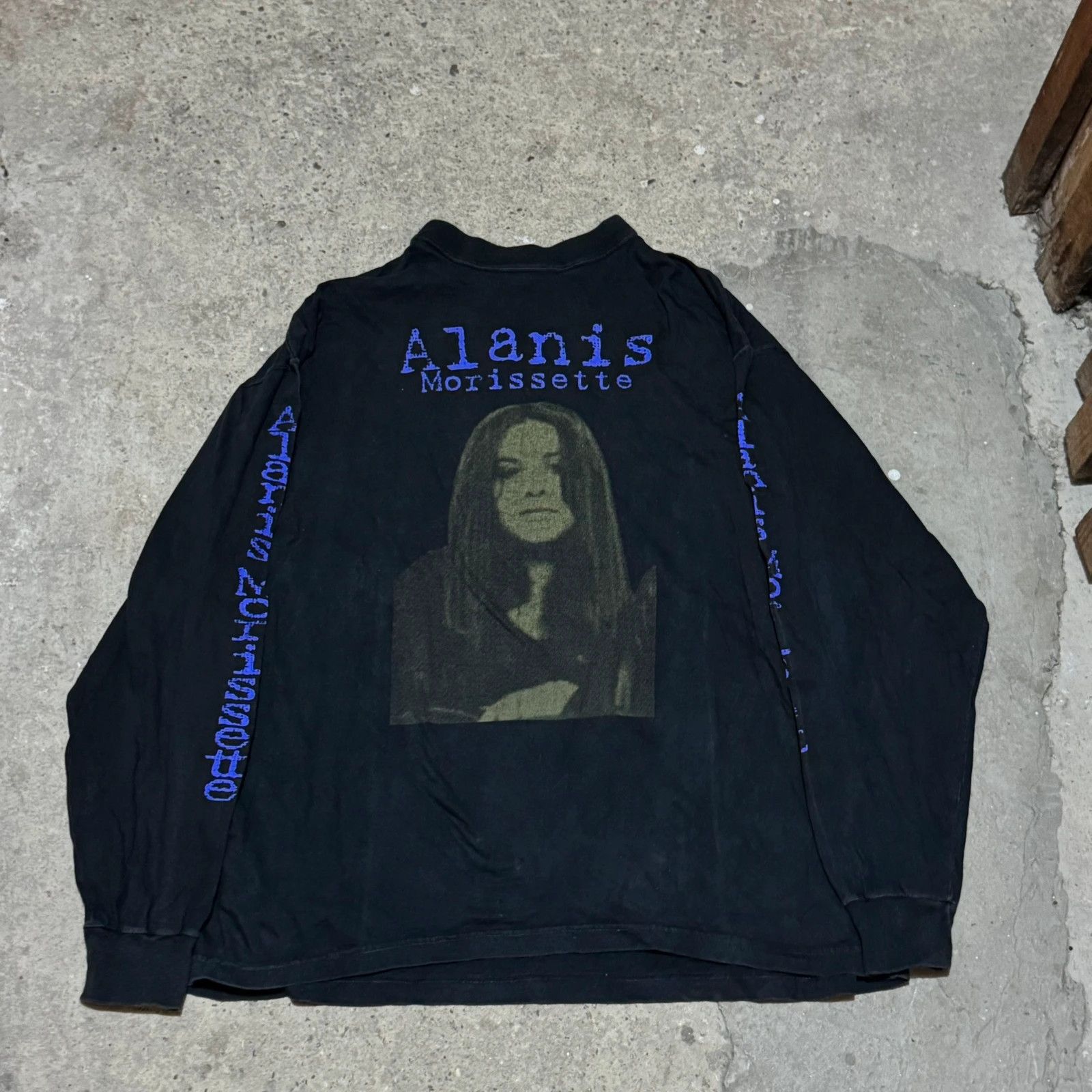 Band Tees Vintage 90s Alanis Morissette longsleeve Size US XL / EU 56 / 4 - 1 Thumbnail
