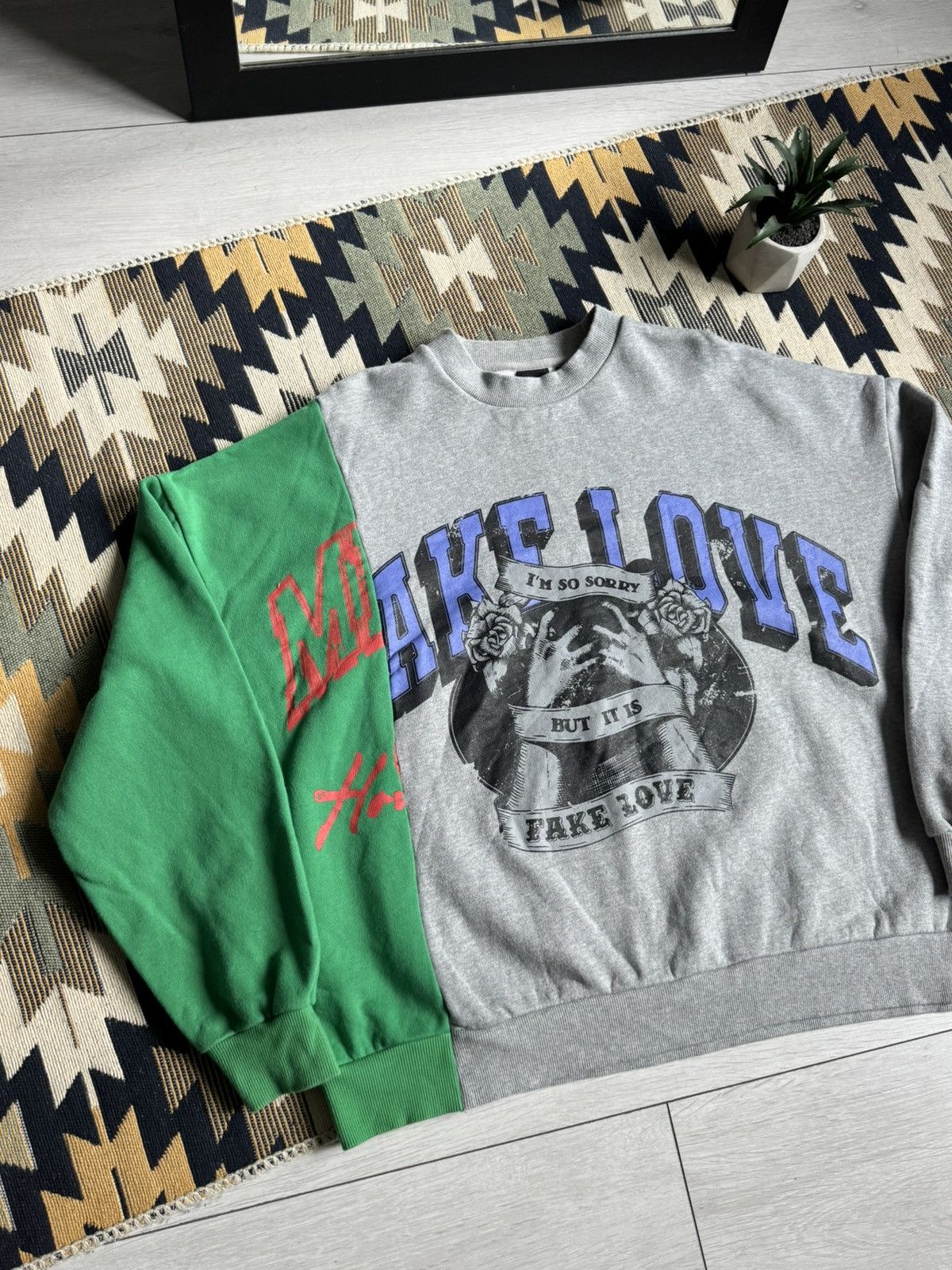 Band Tees BTS Oversized Band “Fake Love” Seeatshirt Size US L / EU 52-54 / 3 - 2 Thumbnail