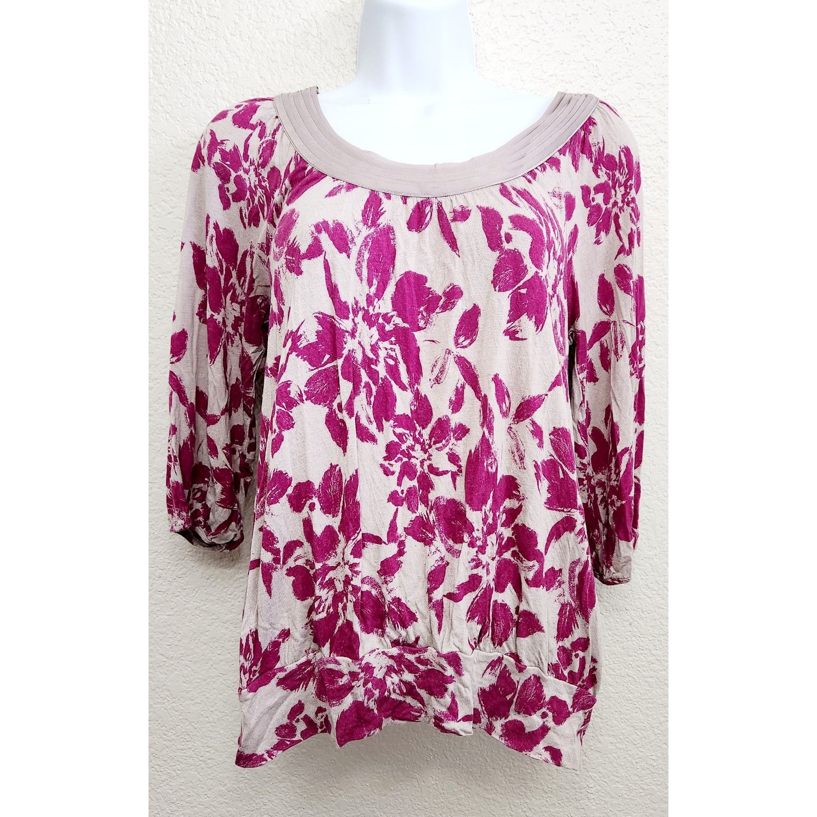 Other Elle Tan Fuchsia Floral Print Pleated Neckline Top XS Size XS / US 0-2 / IT 36-38 - 1 Thumbnail