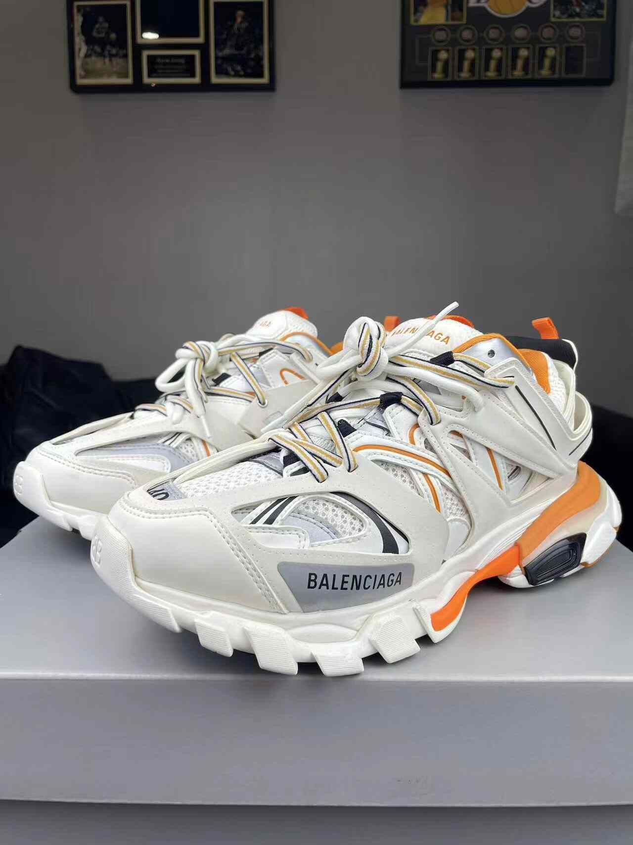 Balenciaga Balenciaga White Lowtop Sneakers 40 Men Size US 7.5 / EU 40-41 - 1 Thumbnail