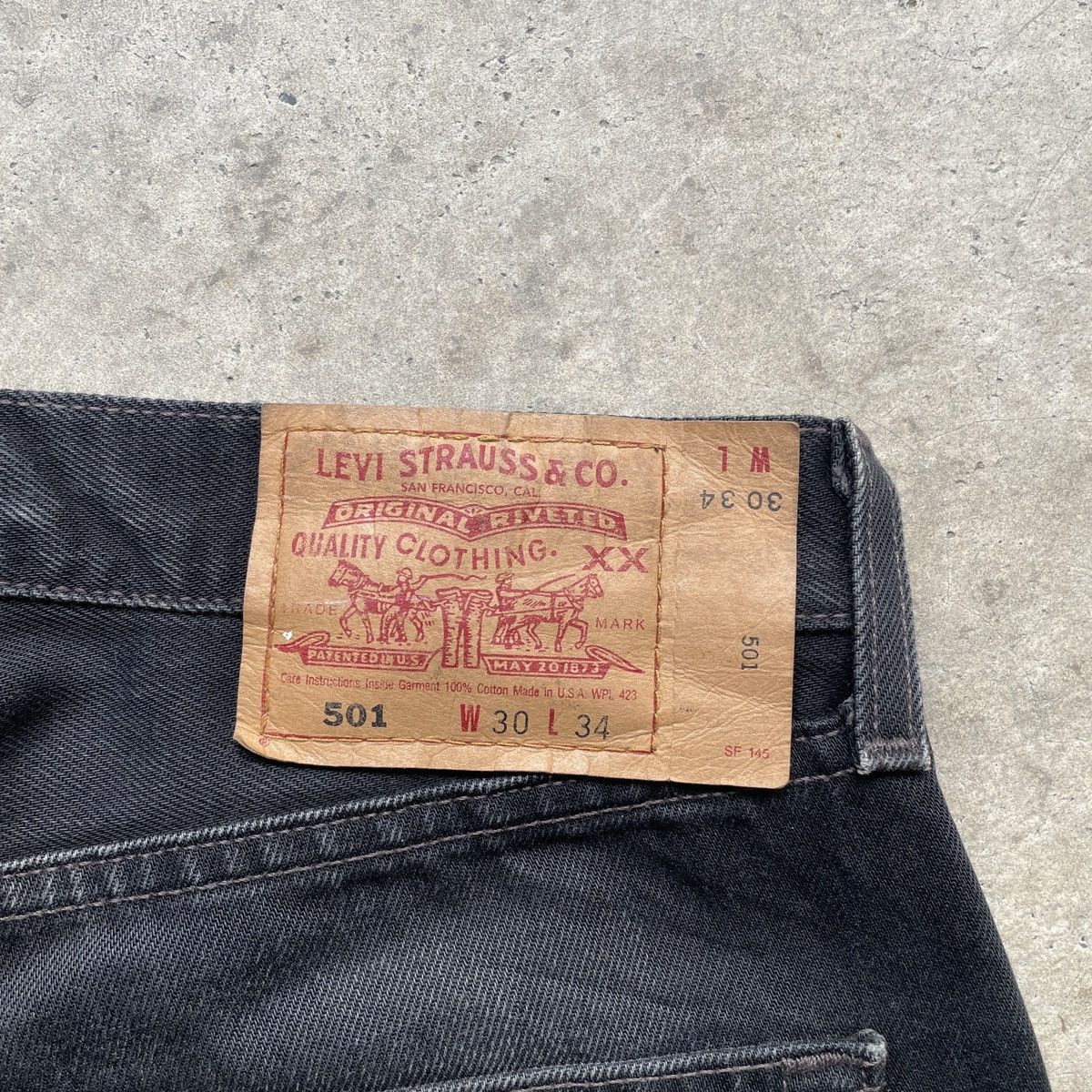 Levi's Vintage Clothing Vintage Levi’s 501 Black Faded Fly Button Denim Jeans Pants Size US 29 - 11 Thumbnail