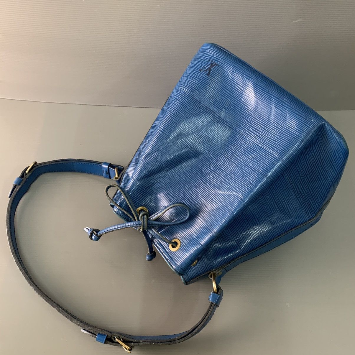 Louis Vuitton Louis Vuitton Epi Leather Petit Noe Bucket Bag Size ONE SIZE - 9 Thumbnail