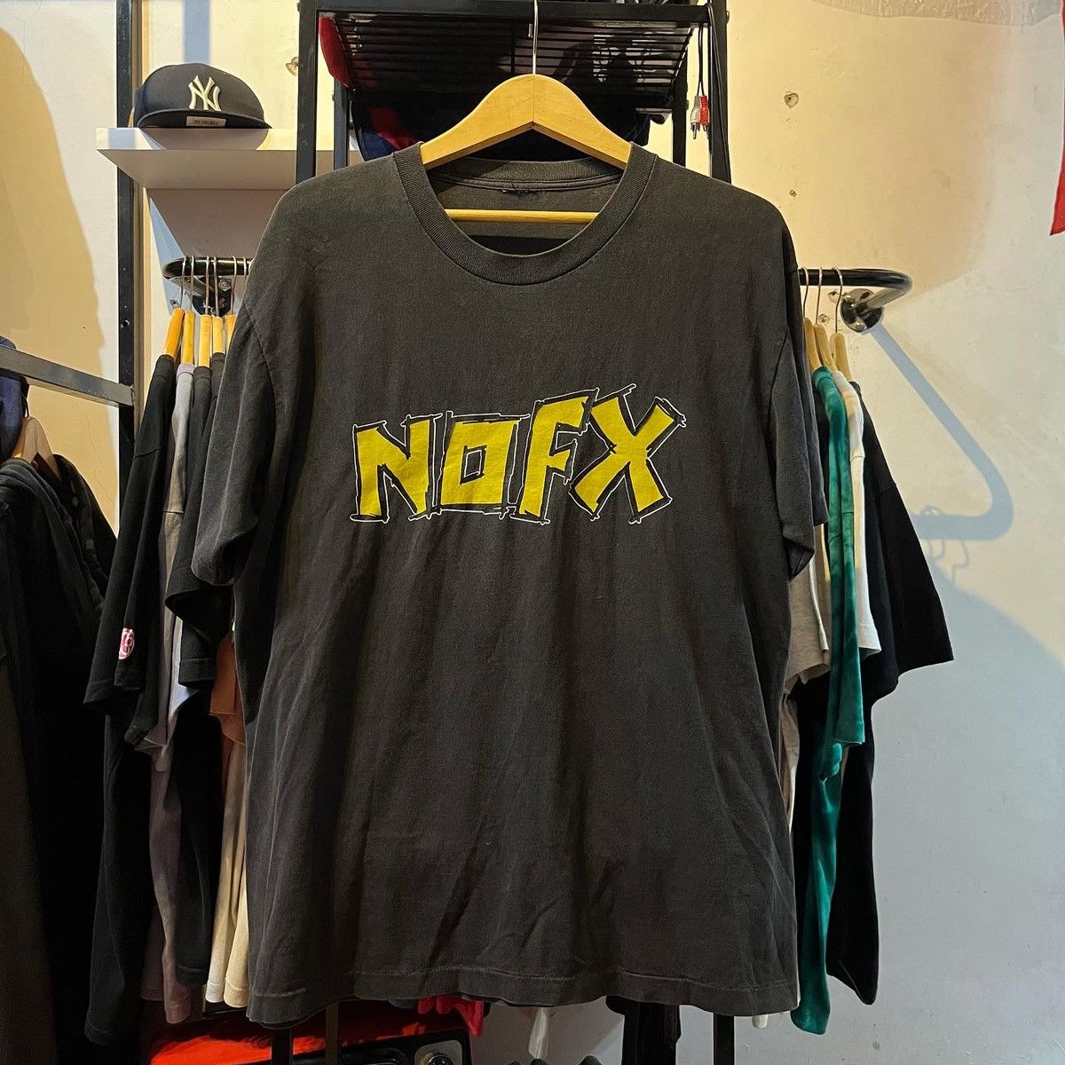 Vintage bandtee nofx pump up the valuum Size US L / EU 52-54 / 3 - 1 Thumbnail