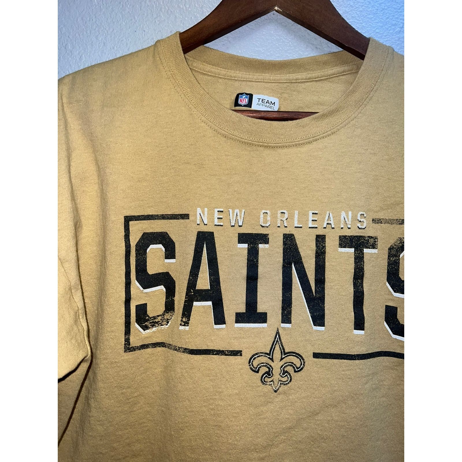 NFL New Orleans Saints Football Shirt Gold Logo Graphic Tee M Size US M / EU 48-50 / 2 - 2 Thumbnail