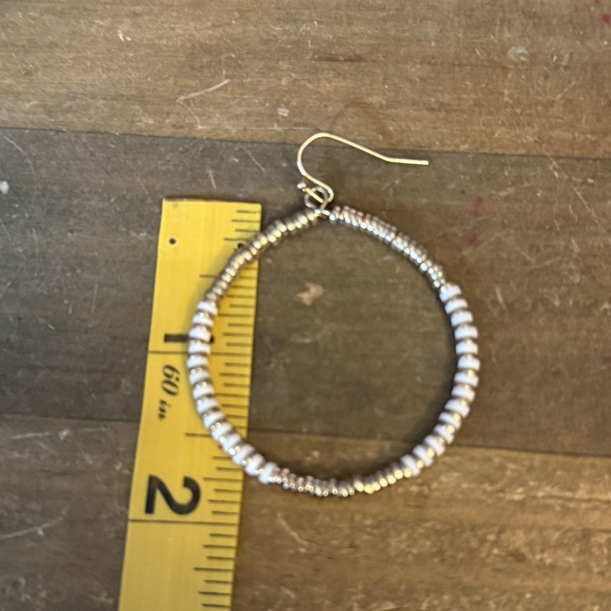 Other Gold and white beaded circle hoop earrings Size ONE SIZE - 4 Thumbnail