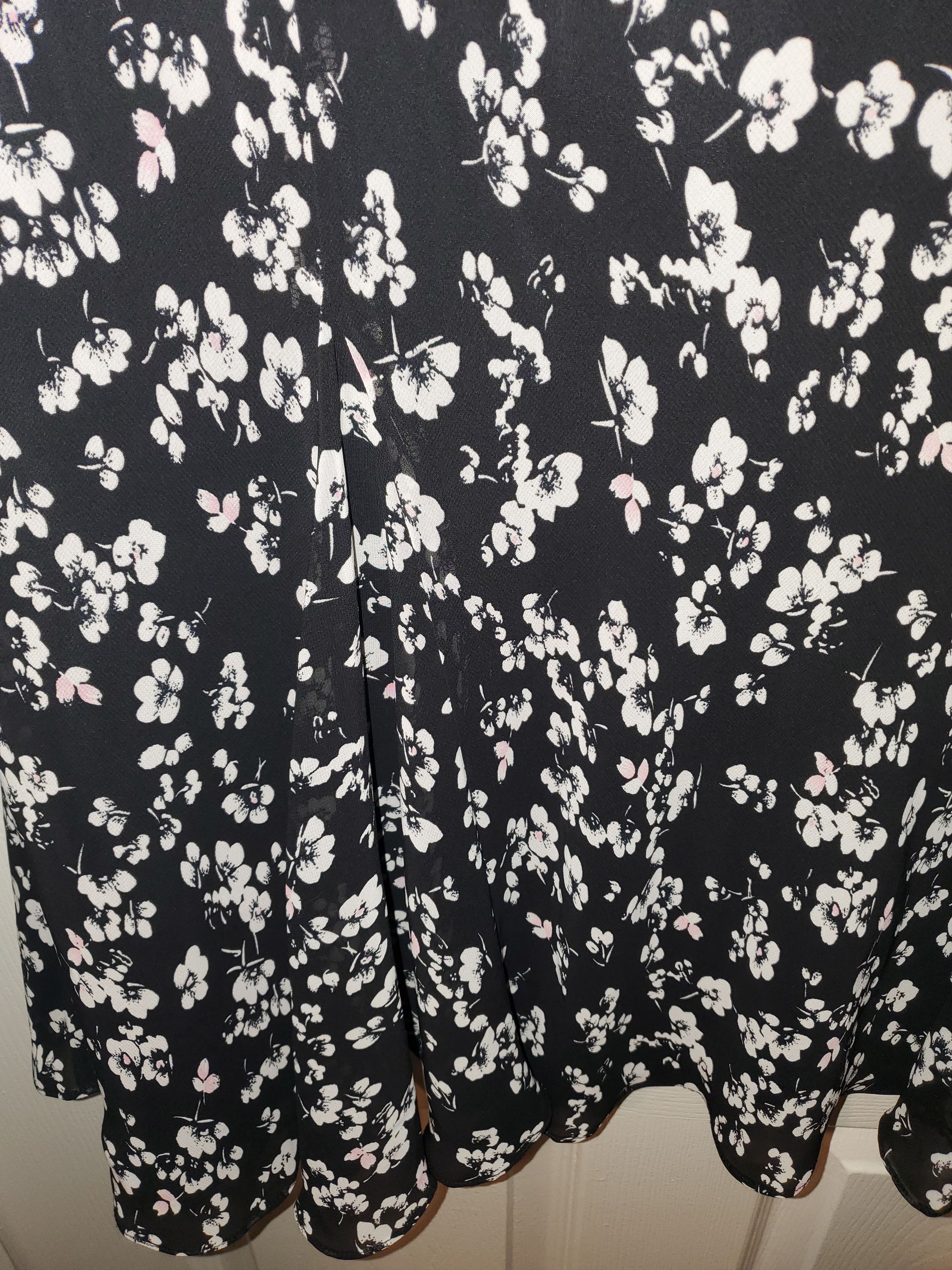 Chaps *NWT* Chaps black white & pink floral skirt (xl) Size 34" / US 12 / IT 48 - 4 Thumbnail