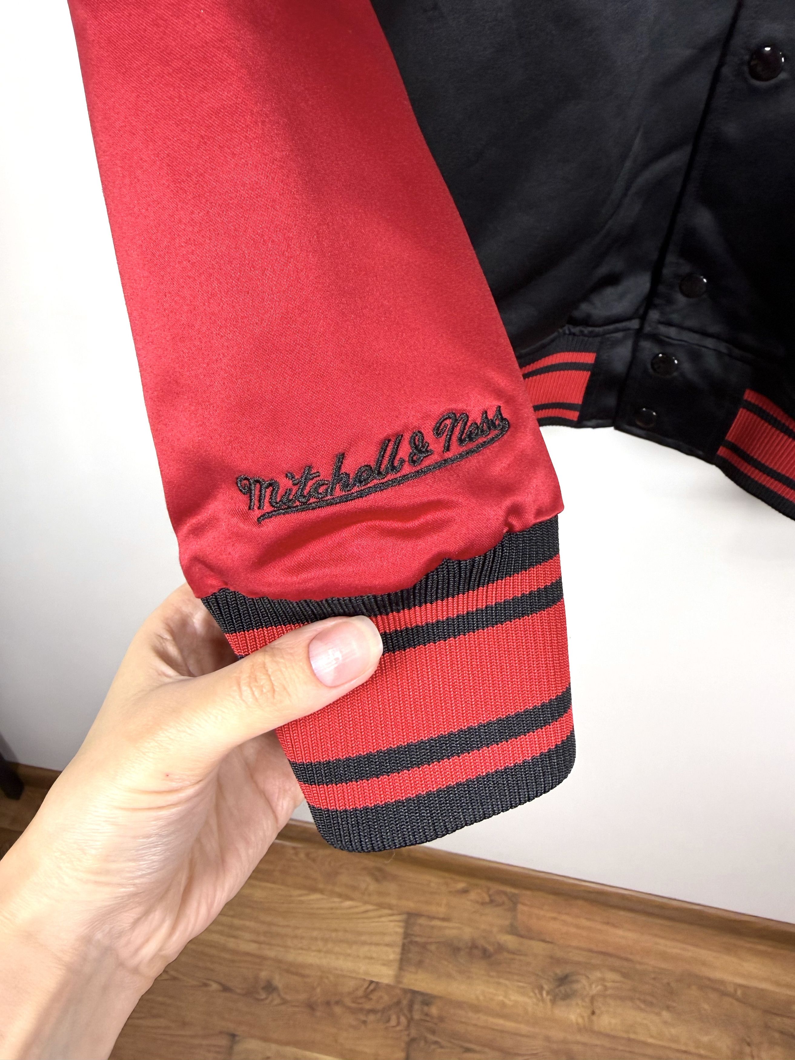 Mitchell & Ness Mitchell & Ness Chicago Bulls Colossal Logo Satin Jacket (M) Size US M / EU 48-50 / 2 - 7 Thumbnail