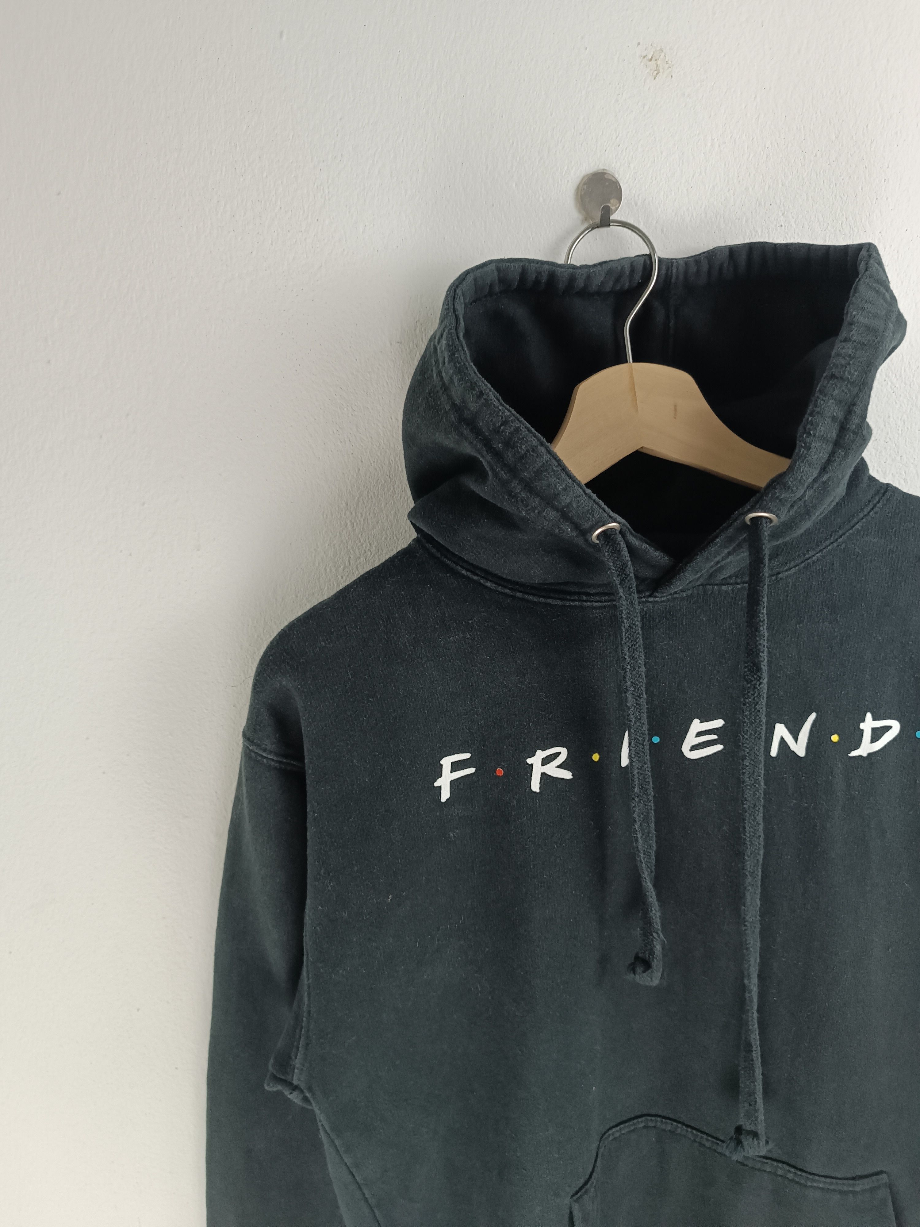 Vintage VINTAGE FADED FRIENDS SITCOM COMEDY TV SHOW NETFLIX HOODIE Size US M / EU 48-50 / 2 - 11 Thumbnail