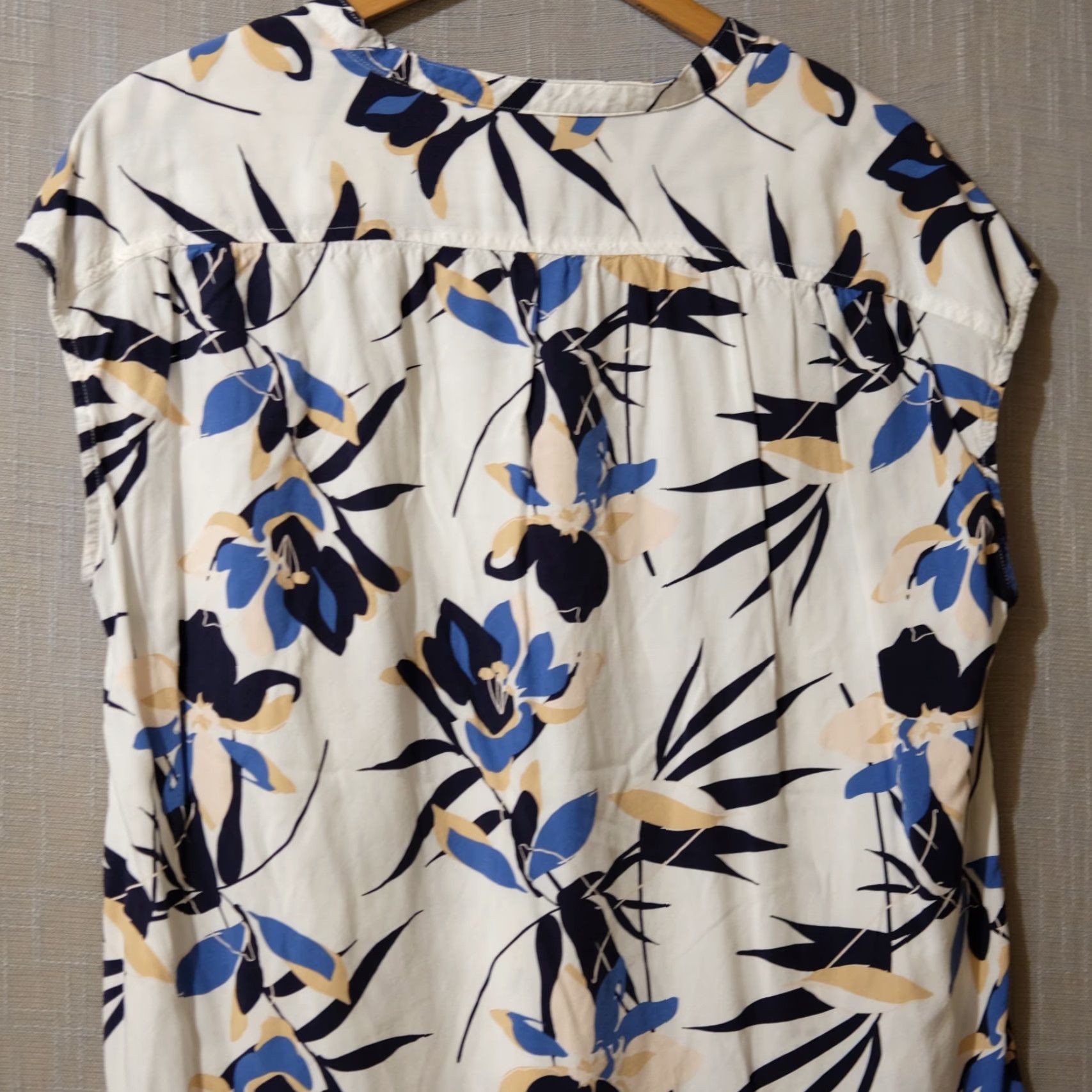 Liz Claiborne Liz Claiborne Floral Sleeveless Blouse Womens L 100% Rayon White/Blue/Mustard Casual V-Neck Pullover Regular Shirt Mens? Size L / US 10 / IT 46 - 5 Thumbnail