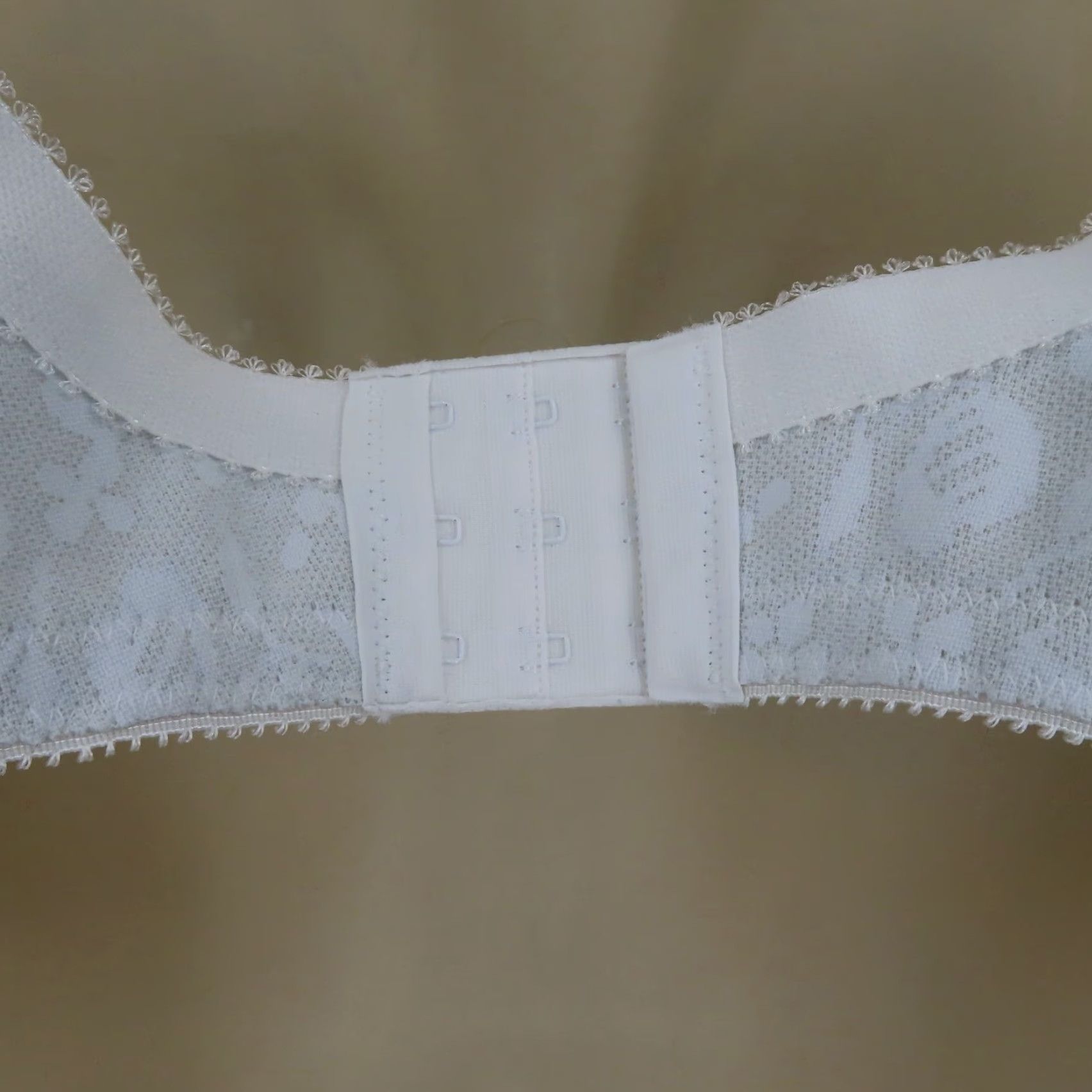 Vintage Playtex 38B Bra 18 Hour Ultimate Shoulder Comfort Wireless Unlined Wide Straps White Size ONE SIZE - 7 Thumbnail