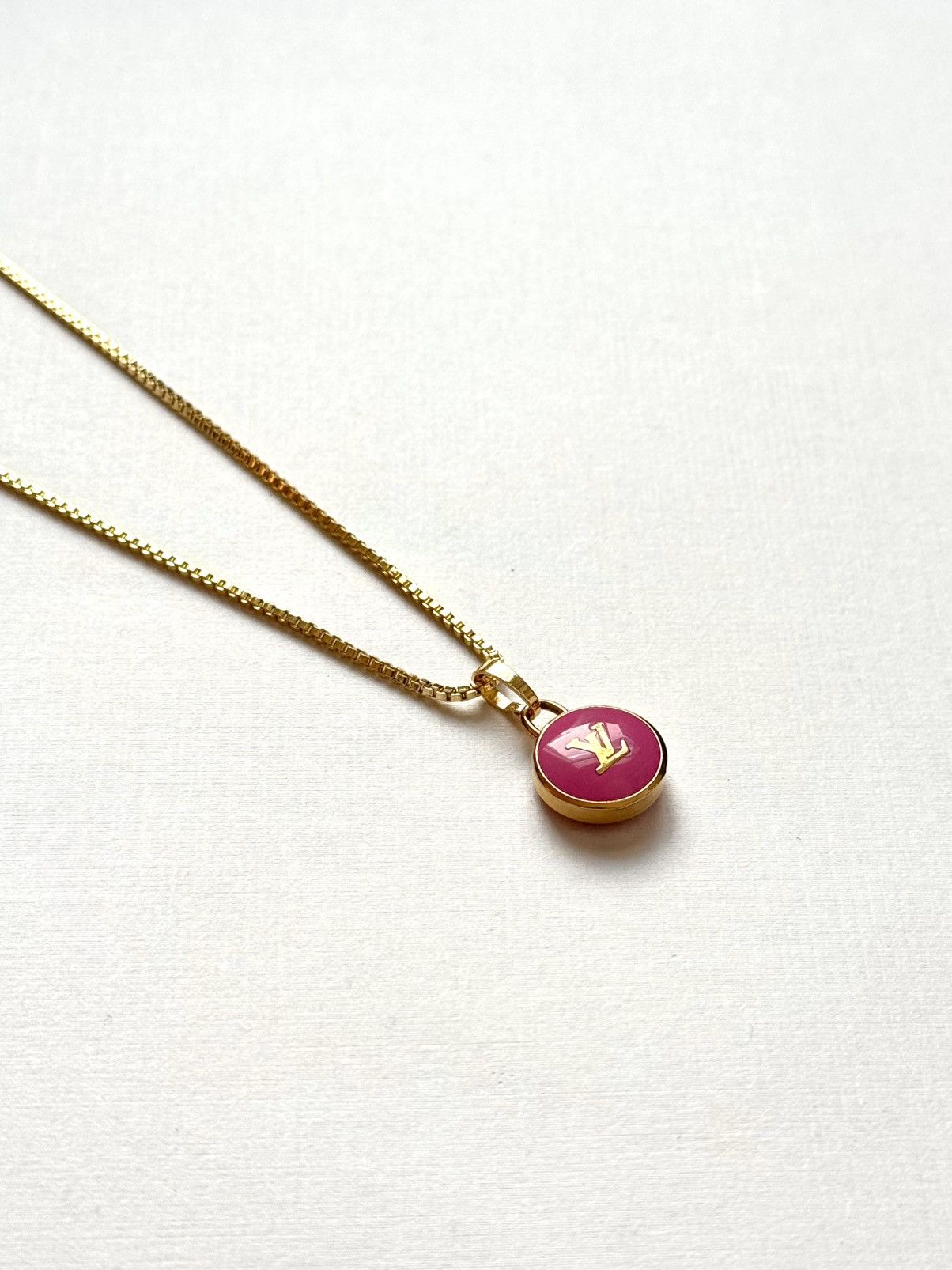 [SALE]ヴィトン Vuitton レア ペンダントLV ペイパープレーン Louis Vuitton LV Paperplane Necklace | Grailed