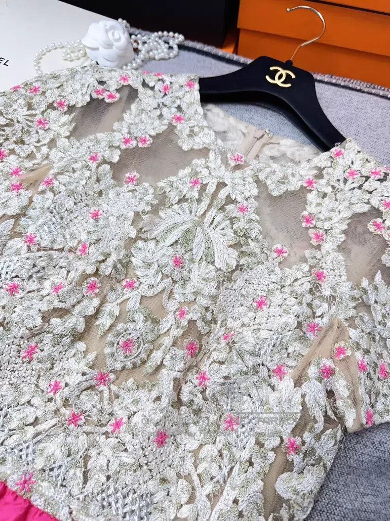 Valentino Valentino Floral nail beads, embroidered sequins, rose pin Size M / US 6-8 / IT 42-44 - 4 Thumbnail