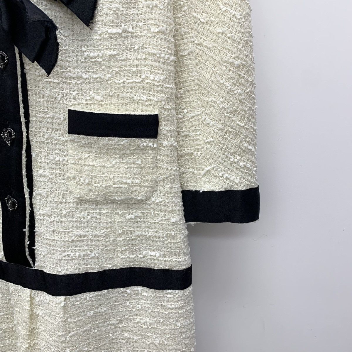 Chanel Chanel Beige Bow V-neck Long Sleeve Tweed Dress K26WX Size XS / US 0-2 / IT 36-38 - 4 Thumbnail