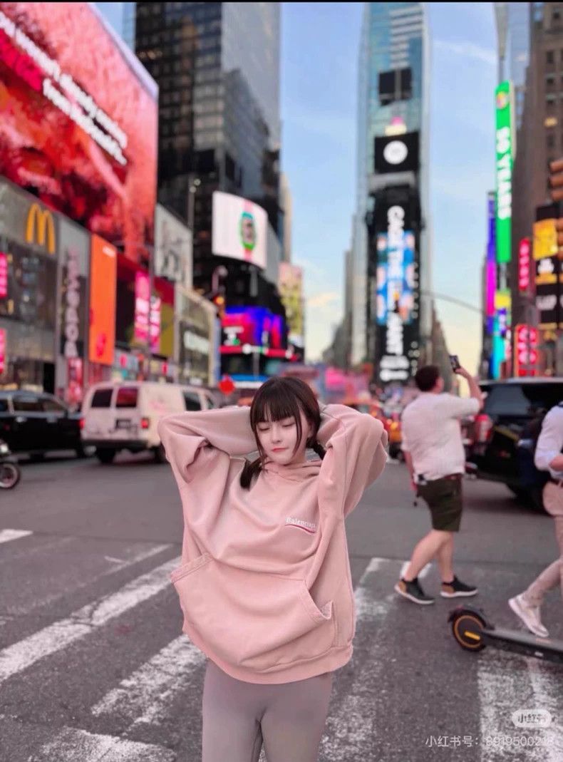 Balenciaga Balenciaga Pale Pink Embroidered Coke Waves Hoodie Hoodie Size US M / EU 48-50 / 2 - 6 Thumbnail