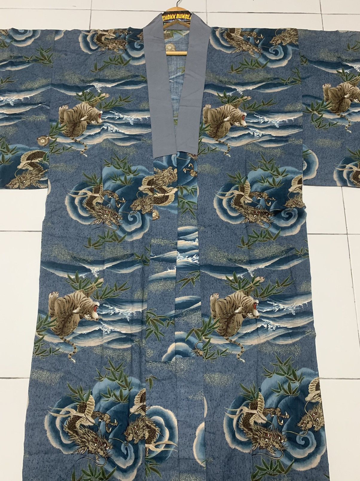 Vintage ANTIQUE WOOL DRAGON & TIGER DESIGN JUBAN KIMONO Size US L / EU 52-54 / 3 - 5 Thumbnail