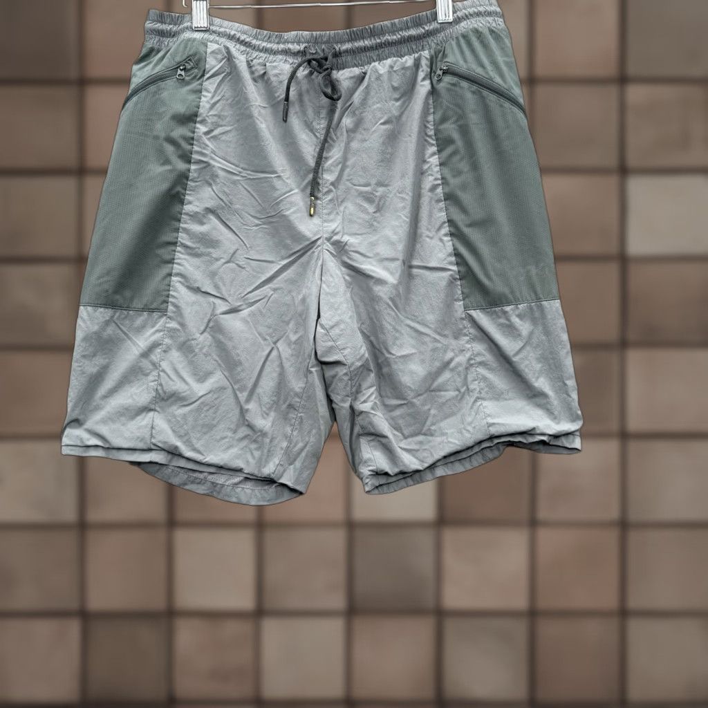 Oakley Oakley Swim Shorts Men L Gray Polyester Drawstring Pockets Beach 90s Theme Lifeguard Recreational Surfing Size US 33 - 1 Thumbnail