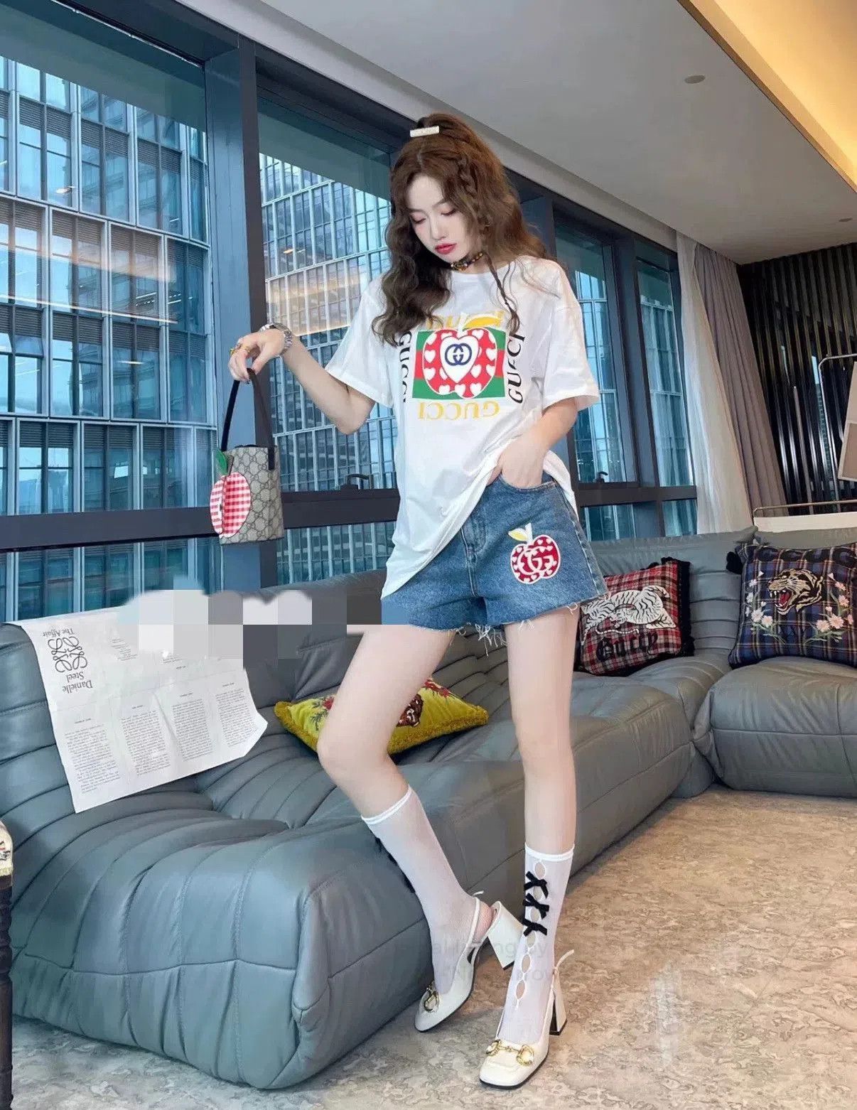 Gucci Gucci Embroidered Apple Denim Shorts. Size 25" / US 0 / IT 36 - 7 Thumbnail