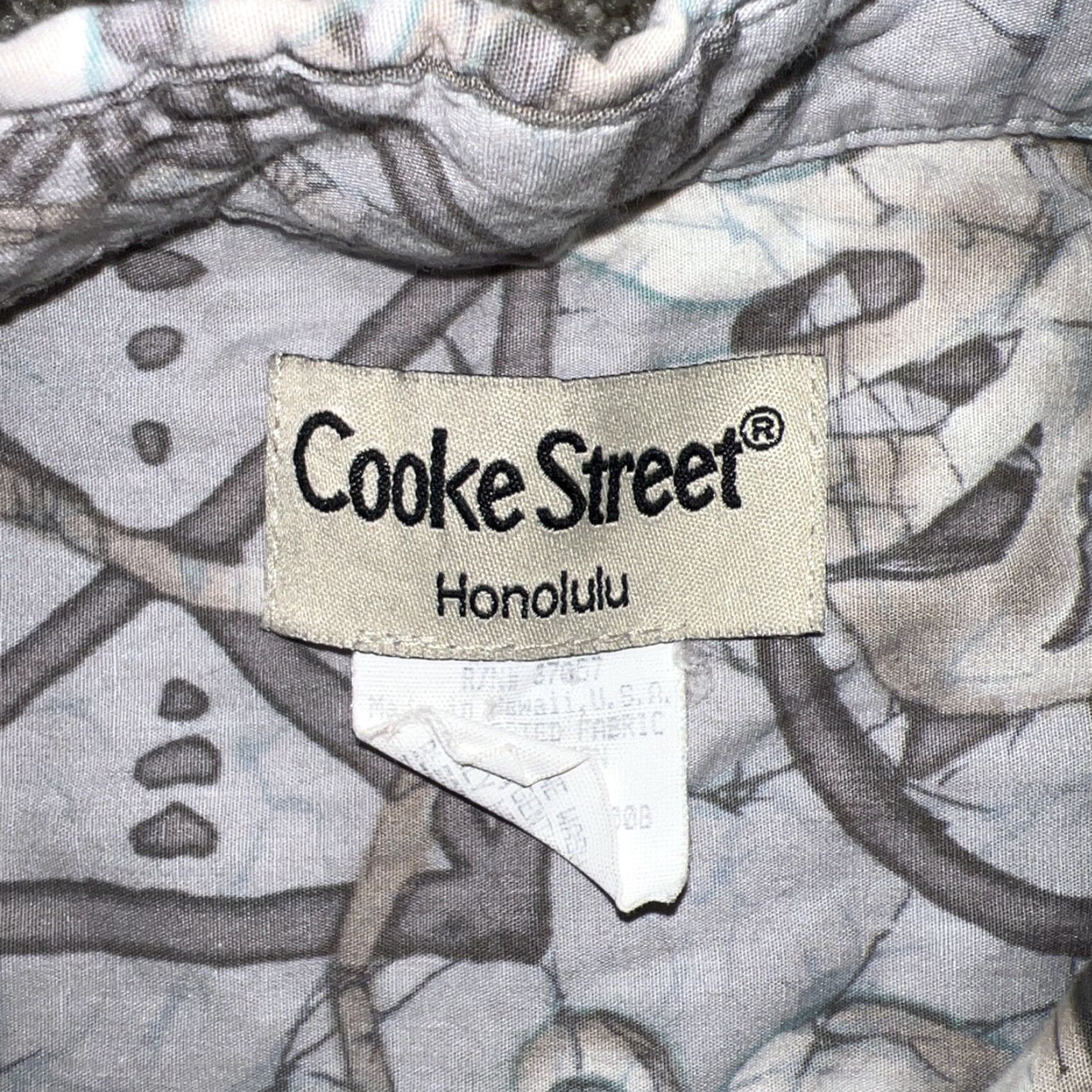 Vintage VINTAGE Cooke Street Hawaiian Gray Short Sleeve Button-Up Shirt Mens Size L Size US L / EU 52-54 / 3 - 3 Thumbnail