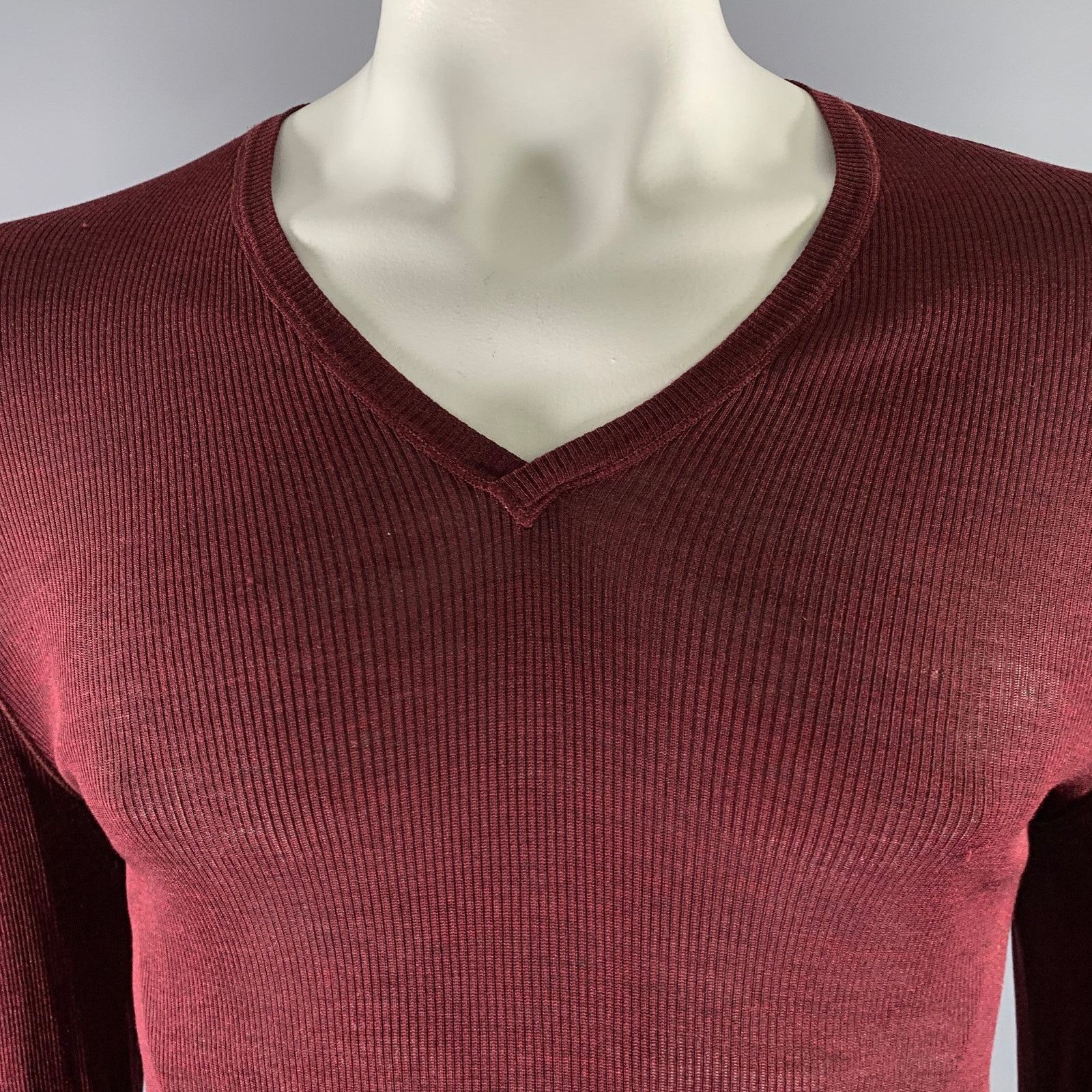 Gucci GUCCI Size XL Burgundy Ribbed Knit Silk V-Neck Pullover Size US XL / EU 56 / 4 - 2 Thumbnail