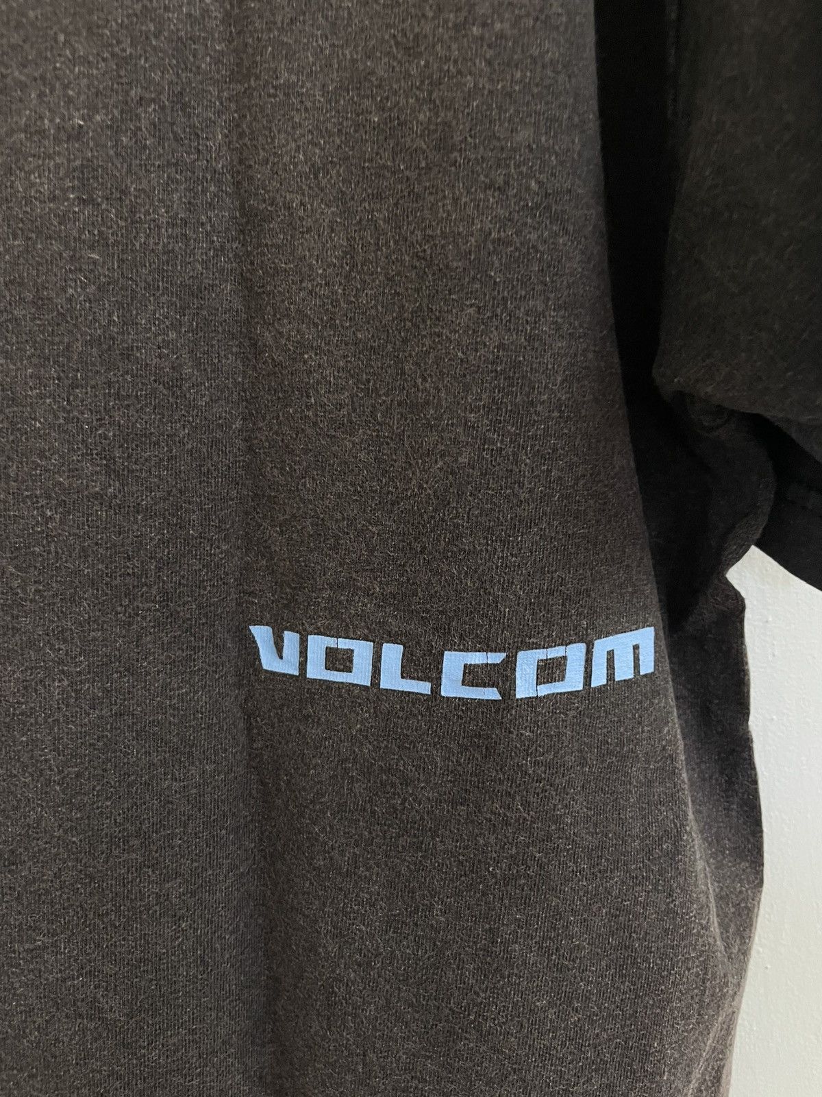 Vintage Vintage Y2K Volcom sunfaded t shirt Size US L / EU 52-54 / 3 - 6 Thumbnail