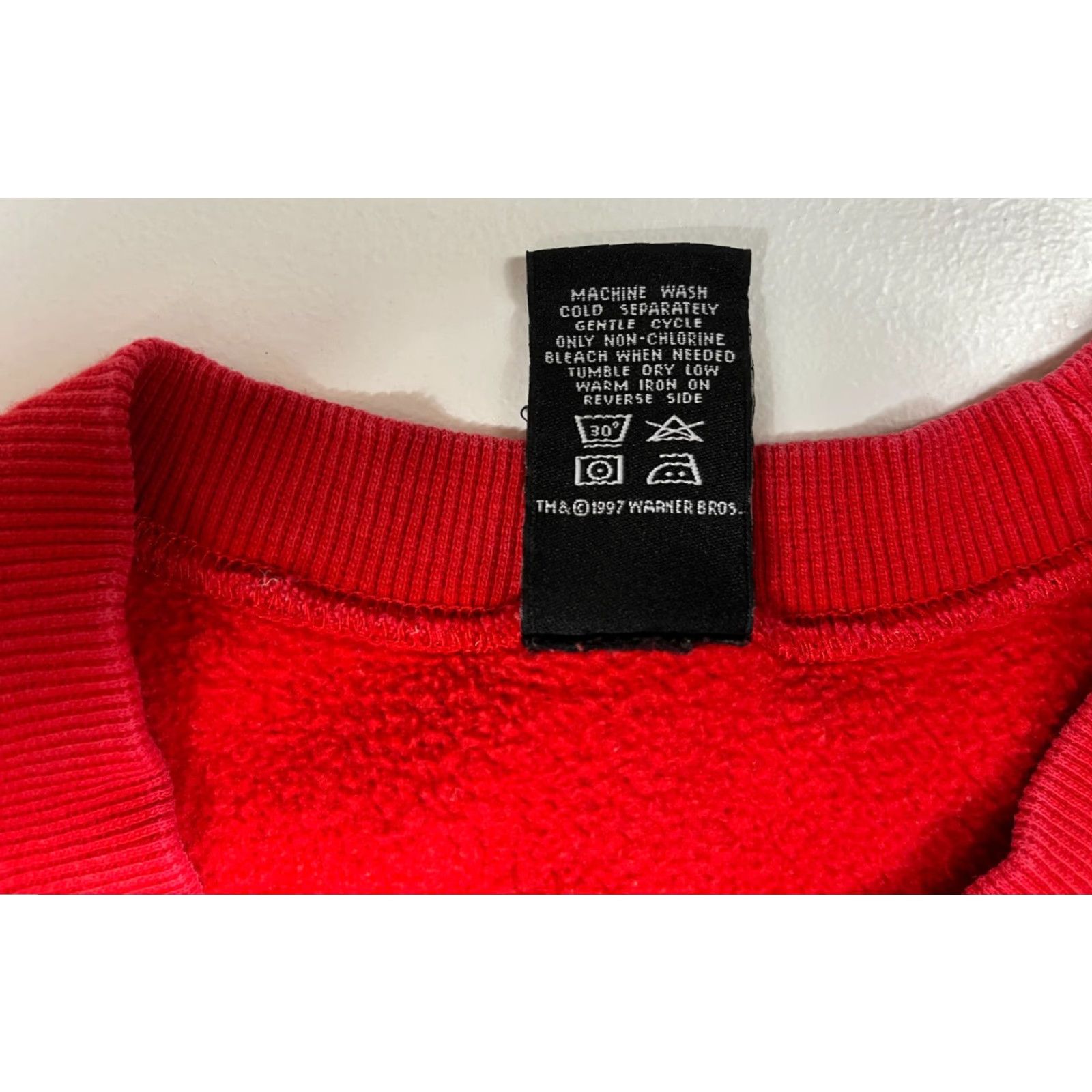 Vintage Warner Bros. Studio Store Unisex Adult Vintage 1997 Sweatshirt Crewneck Red Sz L Size US L / EU 52-54 / 3 - 5 Thumbnail