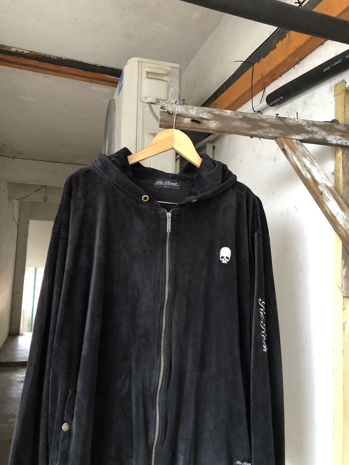 If Six Was Nine Punk Style Roen Embroidery Small Skulls Velvet Hoodief Size US XXL / EU 58 / 5 - 3 Thumbnail