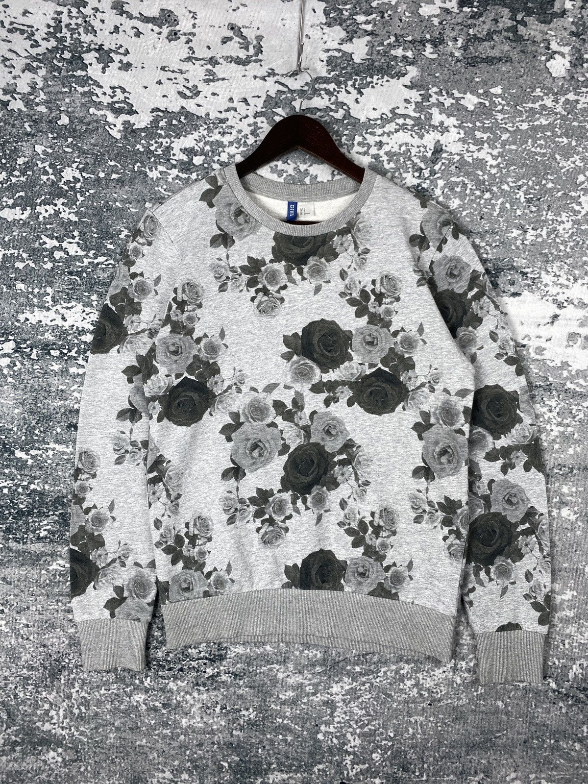 H&M Vintage H&M Divided Rose Monogram Sweatshirts Size US S / EU 44-46 / 1 - 1 Thumbnail