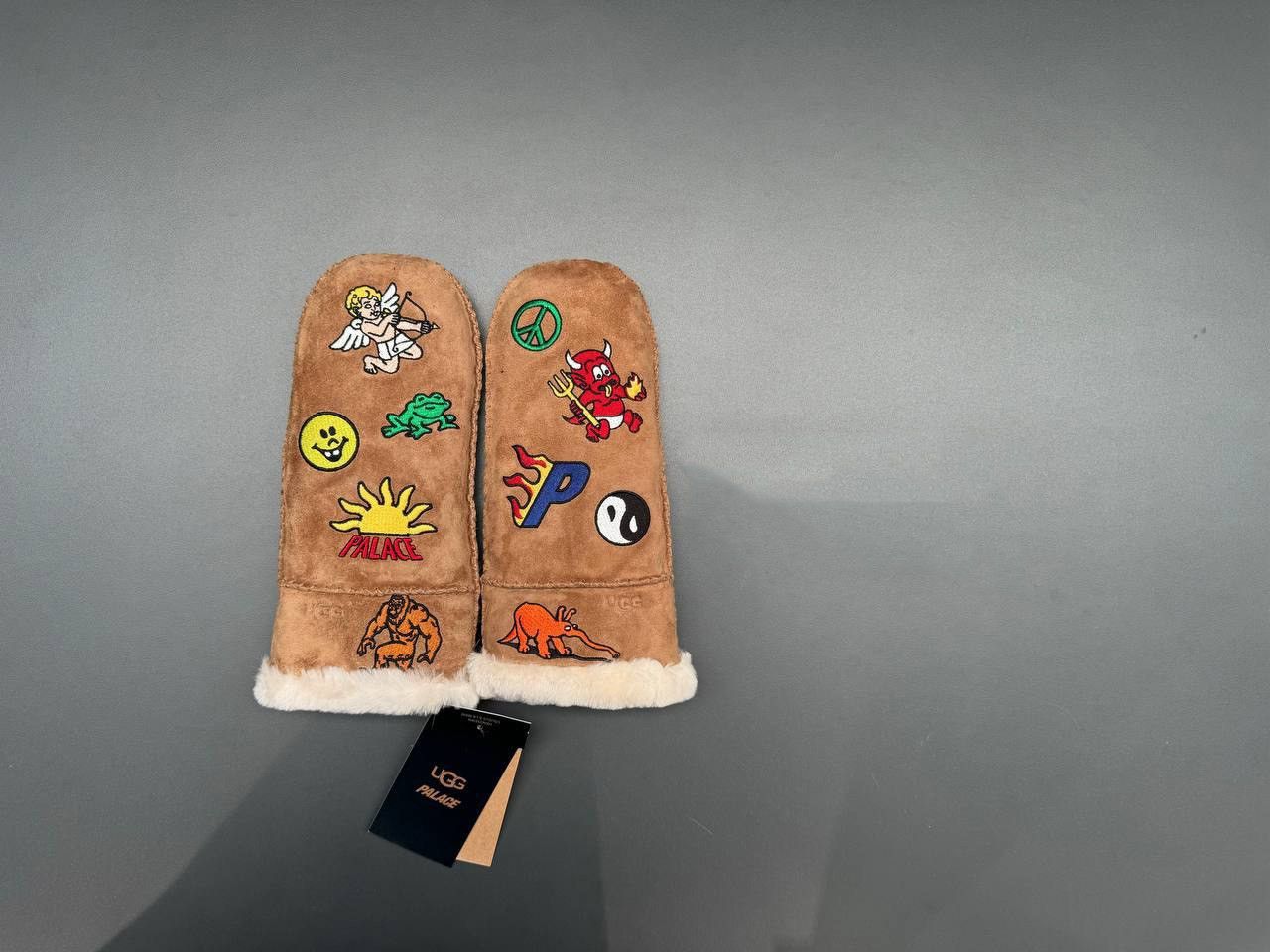 Palace × Ugg Palace x UGG Sheepskin Mitten | Grailed