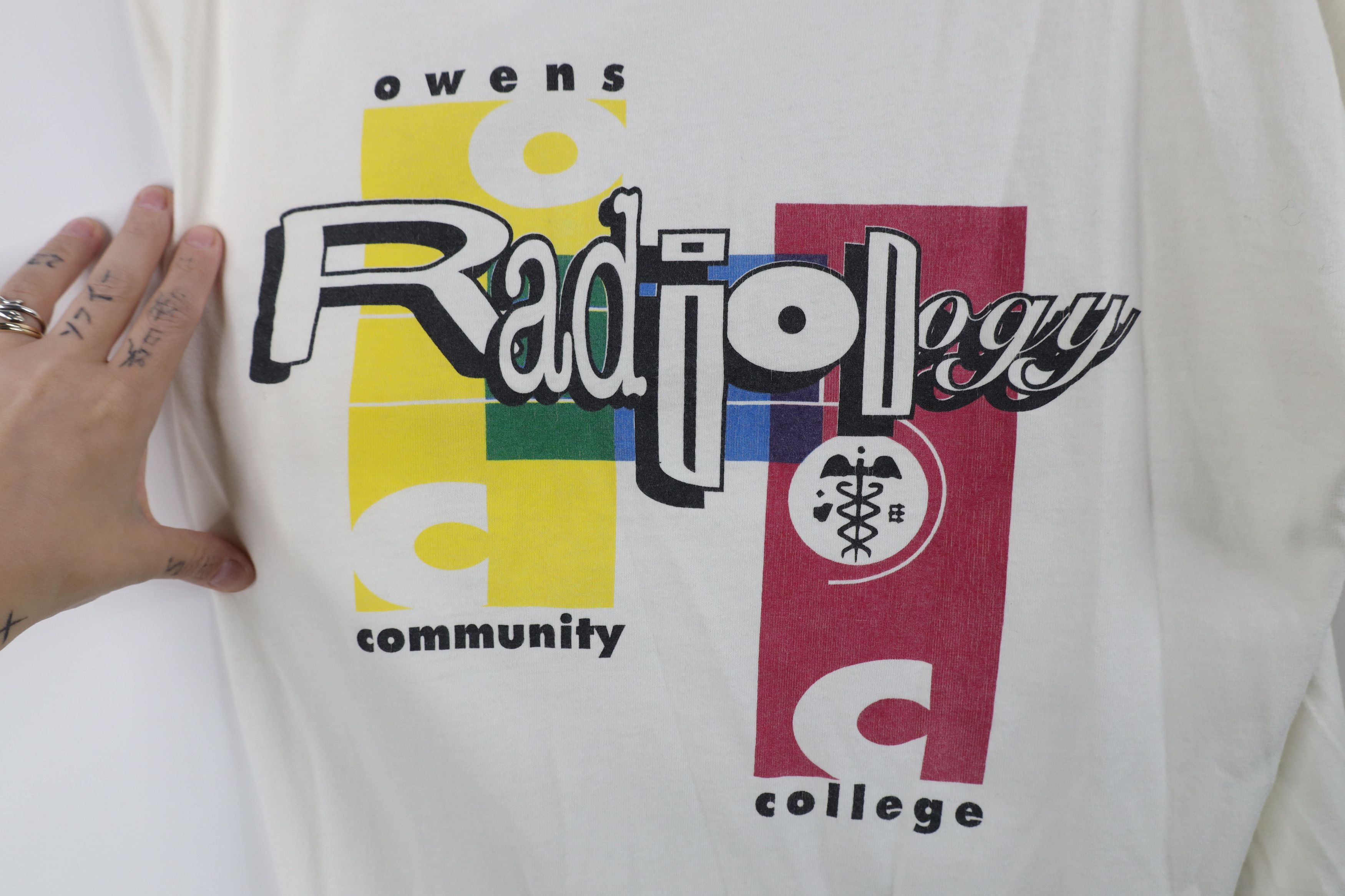 Vintage Vintage 90s Community College Radiology T-Shirt White Cotton Size US L / EU 52-54 / 3 - 4 Thumbnail