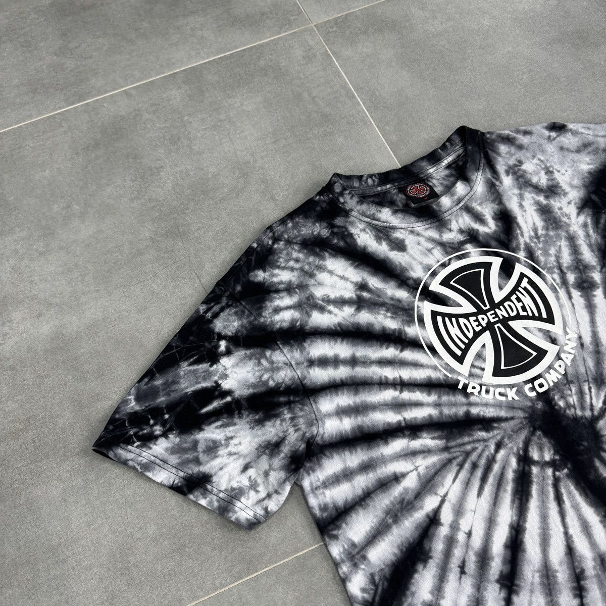 Independent Truck Co. Independent Truck Company Tie Dye Y2K T-Shirt Men Size M Size US M / EU 48-50 / 2 - 3 Thumbnail