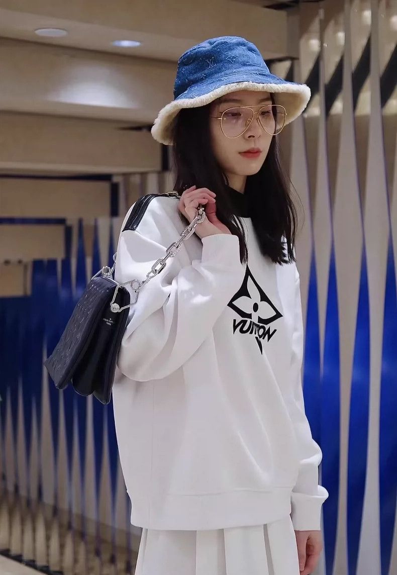 Louis Vuitton Louis Vuitton big logo on white chest sweatshirt Size US M / EU 48-50 / 2 - 7 Thumbnail