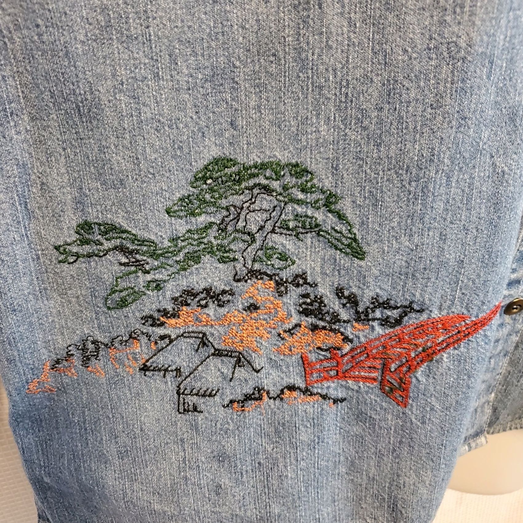 Vintage VINTAGE Chico's Designs Chambray Cropped Button-Front Top 2 Embroidered Japanese Bridge Scene, 3/4 Sleeve, Coastal Granny Womens Size XS / US 0-2 / IT 36-38 - 4 Thumbnail