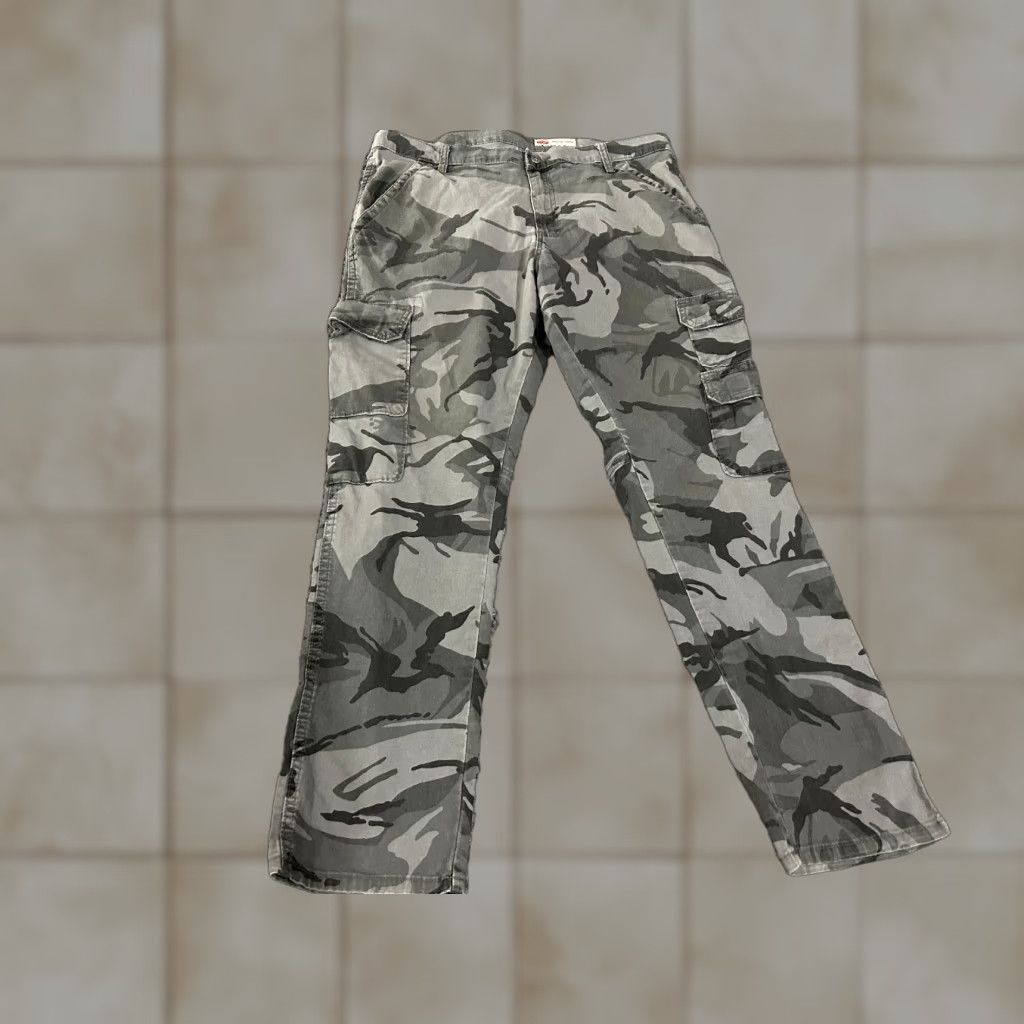 Wrangler VINTAGE? No. Wait avoid extra. Title: Wrangler Cargo Pants Mens 34x30 Gray Camo Regular Taper Tactical Utility Cargo Pants Mens 34 Gray Size US 34 / EU 50 - 1 Thumbnail