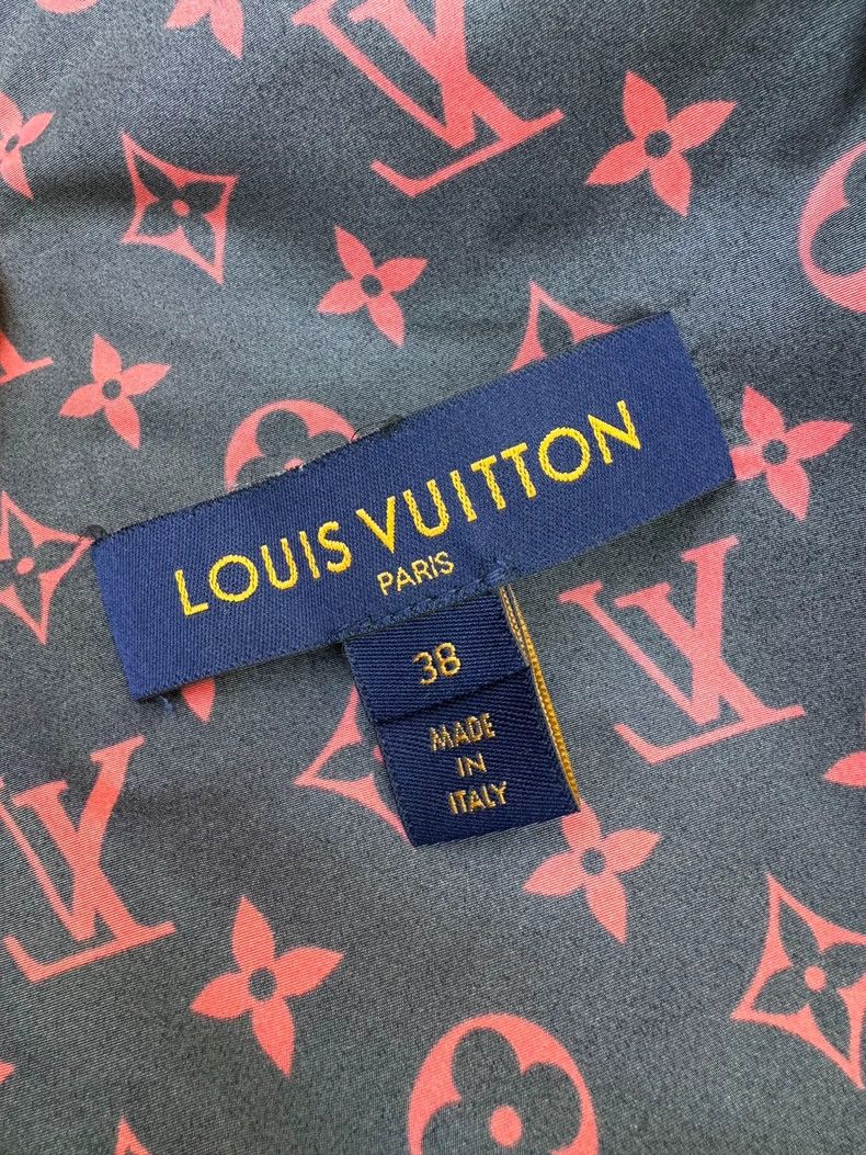 Louis Vuitton Louis Vuitton size 38 Full Logo Waterproof Parka Jacket 25 Size US M / EU 48-50 / 2 - 3 Thumbnail