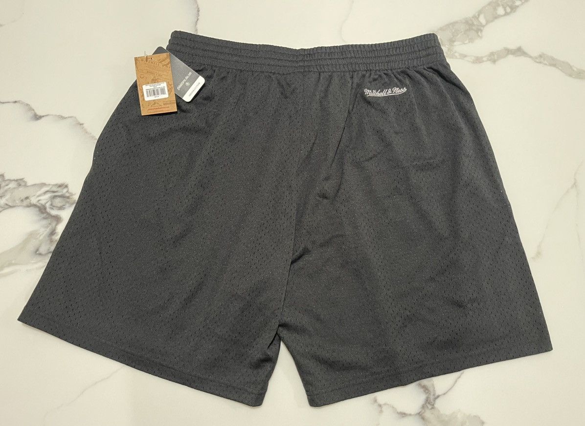 Mitchell & Ness Mitchell & Ness Throwback Charlotte Hornets Shorts Sz XXL NW Size US 42 / EU 58 - 6 Thumbnail
