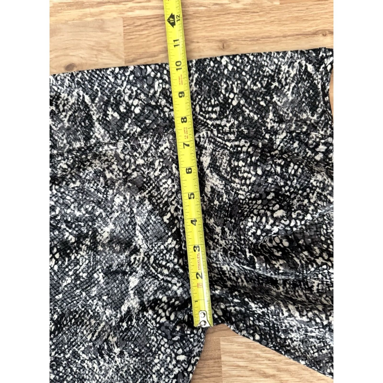 Spanx Spanx Faux Leather Snake Shine Leggings Small Petite Black Size 28" / US 6 / IT 42 - 5 Thumbnail