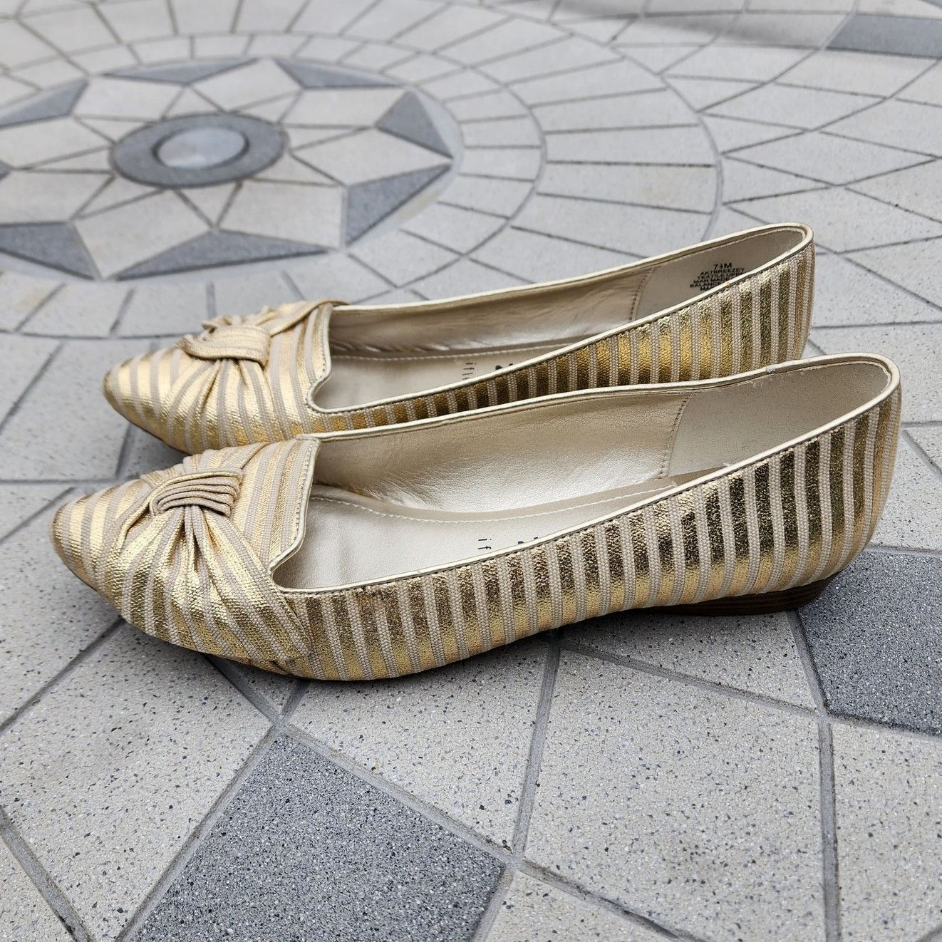 Anne Klein Anne Klein iFlex Breezey Striped Bow Gold Pumps 7.5 Size US 7.5 / IT 37.5 - 10 Thumbnail