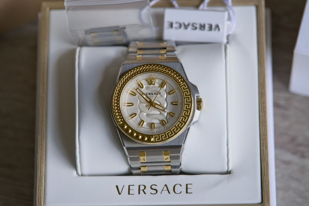 Versace Versace stunning unique watch. Original price $980 Size ONE SIZE - 2 Thumbnail