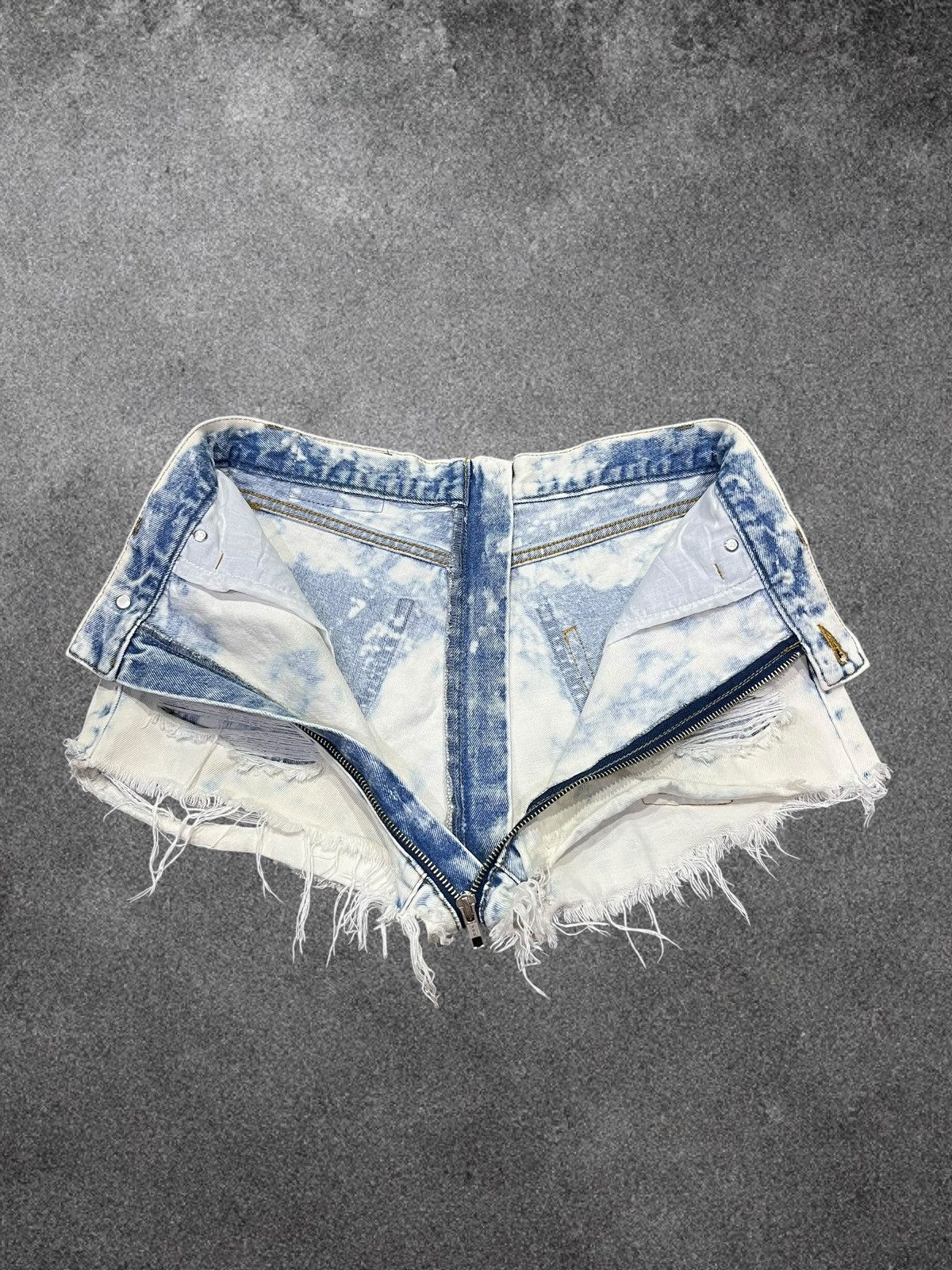 Fashion Victim Spiral Girl Split Zip Distressed Bleach Denim Hot Pants Size 25" / US 0 / IT 36 - 10 Thumbnail
