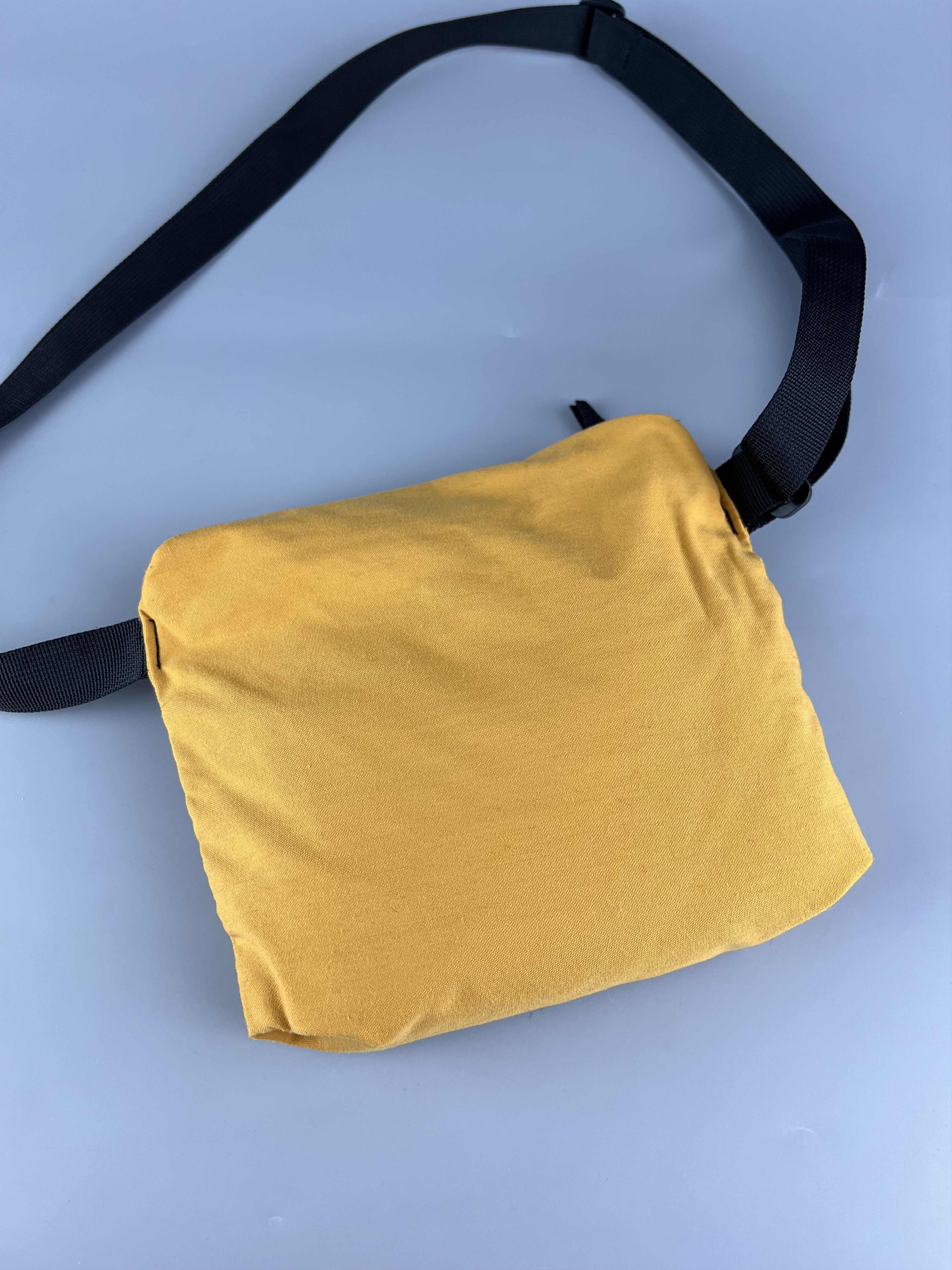 Japanese Brand × Uniqlo Uniqlo Crossbody Sling Bag Size ONE SIZE - 2 Thumbnail