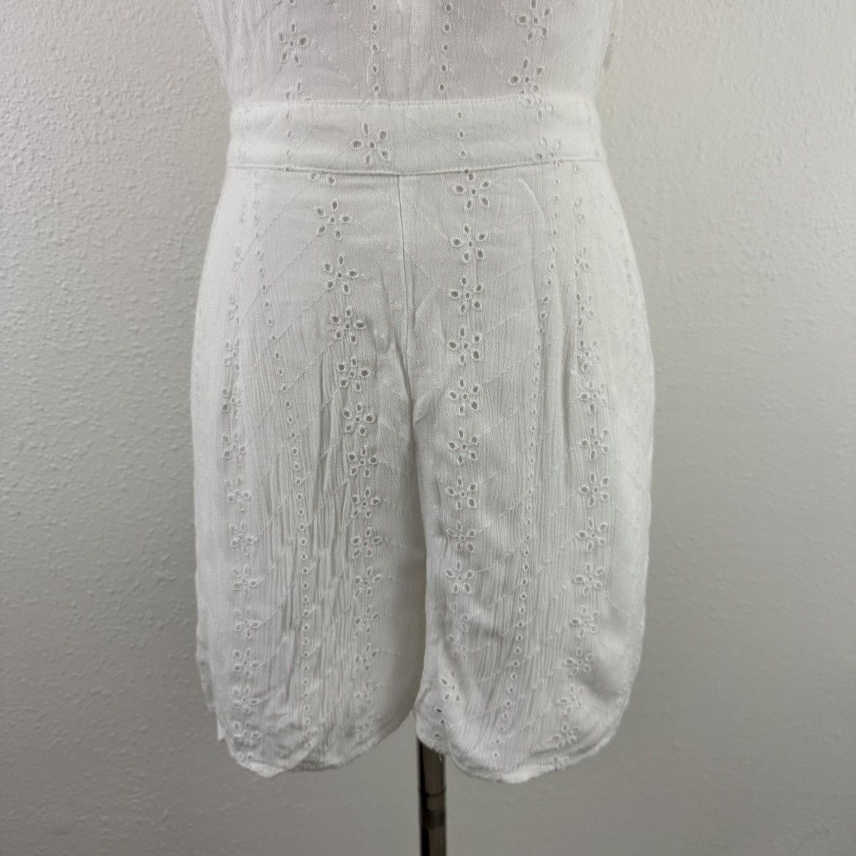 Hollister HOLLISTER White Eyelet Lace Short Sleeve Romper Shorts Size XS / US 0-2 / IT 36-38 - 6 Thumbnail