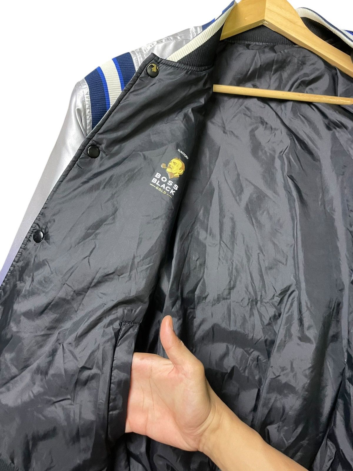 Vintage Vintage Suntory Boss Coffee Bomber Jacket (48) Size US L / EU 52-54 / 3 - 4 Thumbnail