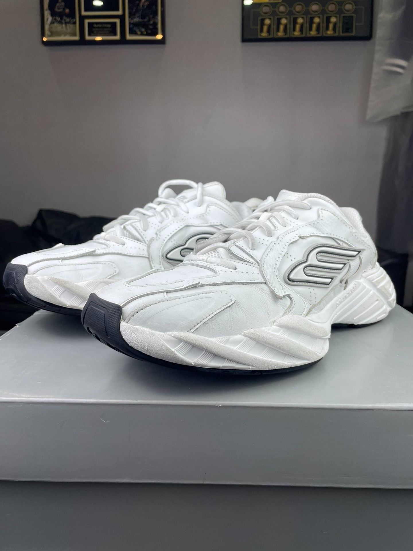 Balenciaga Balenciaga White Lowtop Sneakers 9 Men Size US 9 / EU 42 - 1 Thumbnail