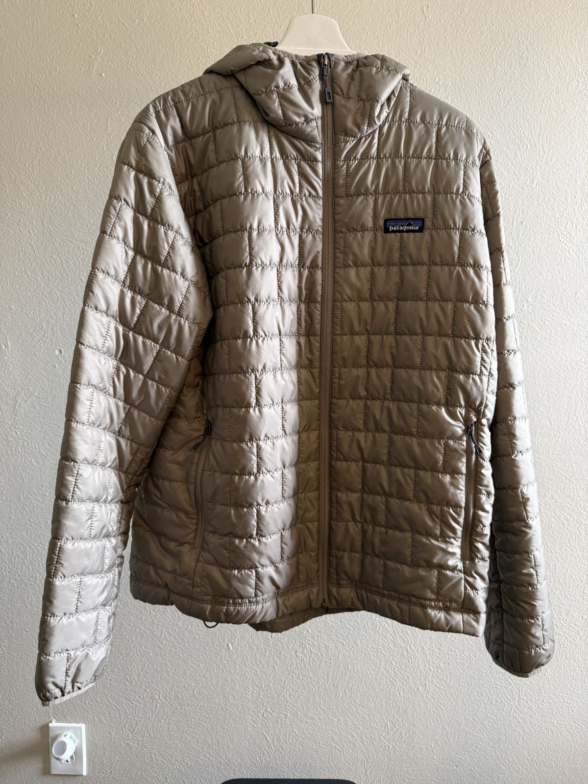 Patagonia Patagonia Nano Puff Hoodie Men’s sz L - Seabird Grey Size US L / EU 52-54 / 3 - 1 Thumbnail